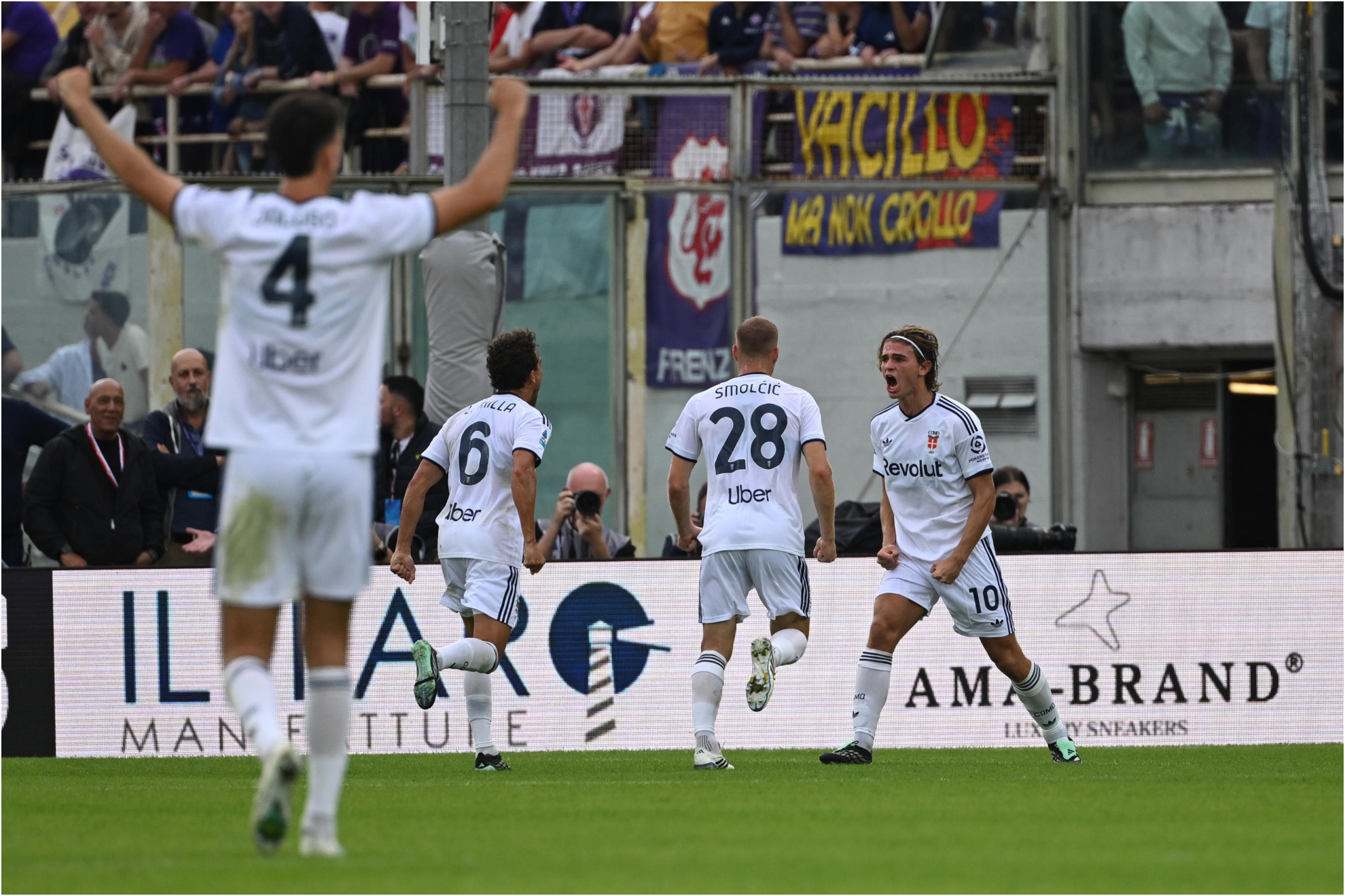 Nico, al fondo, celebra el 0-2.