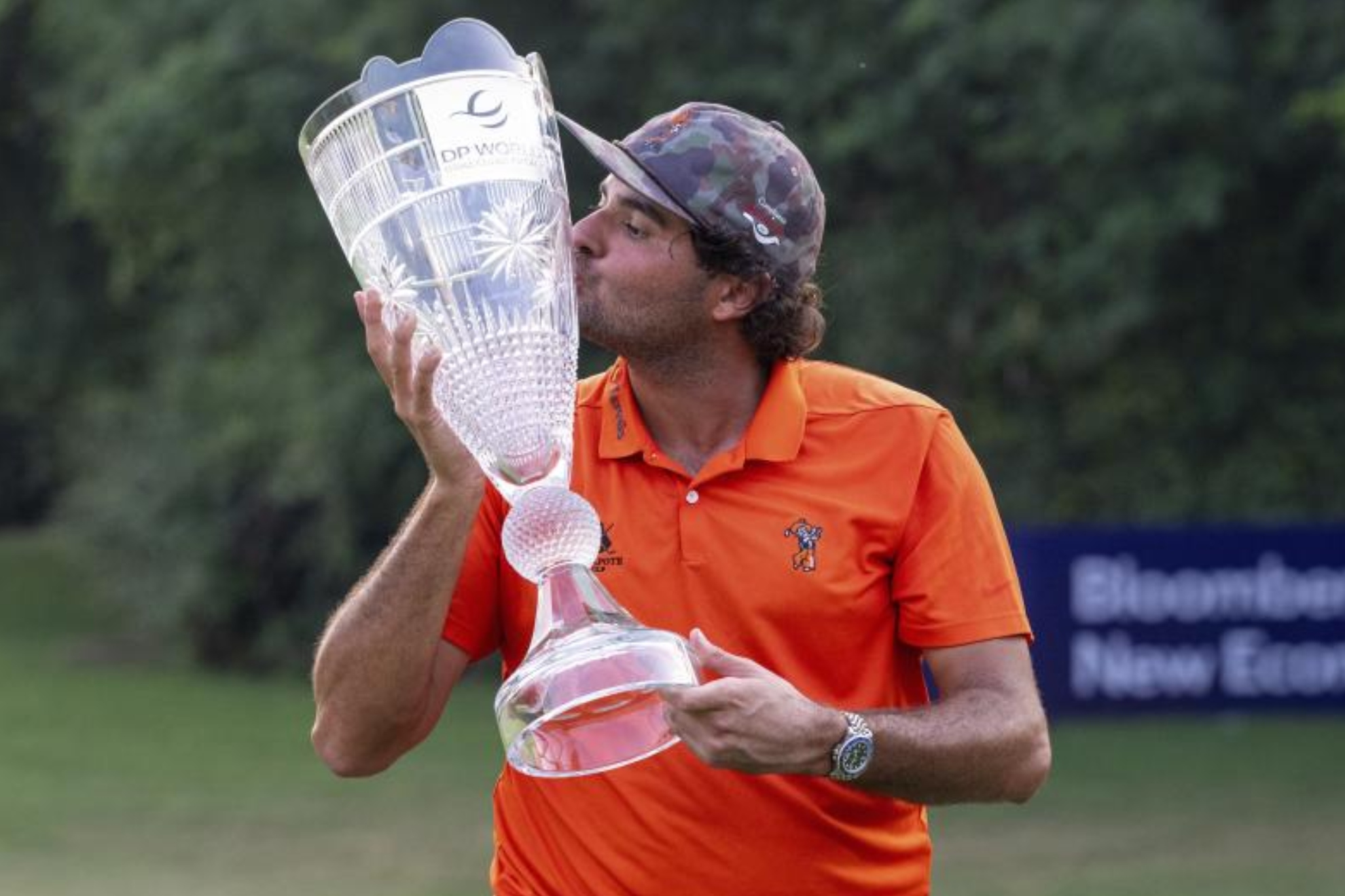 Eugenio López-Chacarra (26) besa el trofeo en India GETTY IMAGES