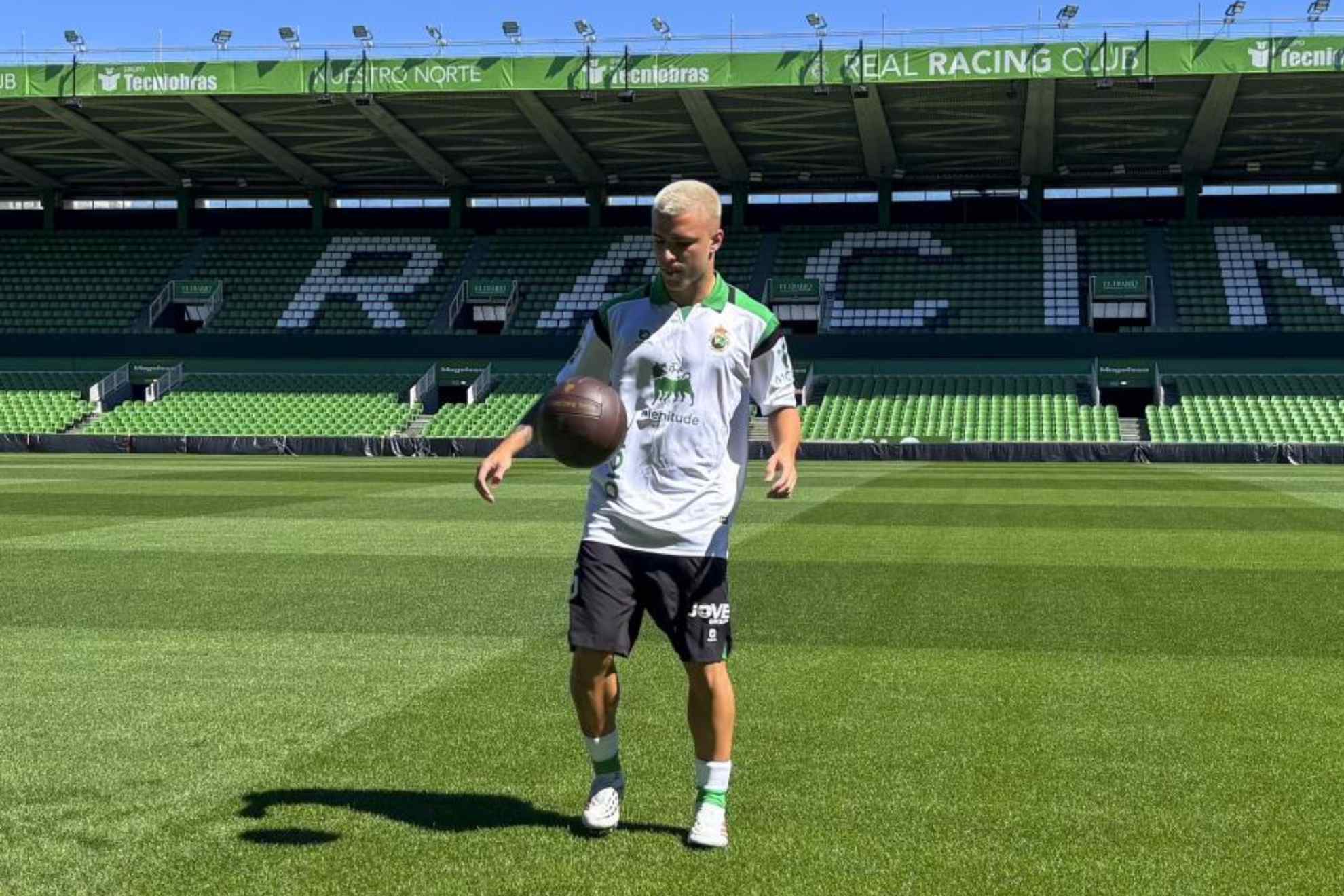 Pablo García, en su presentación con el Racing. EFE
