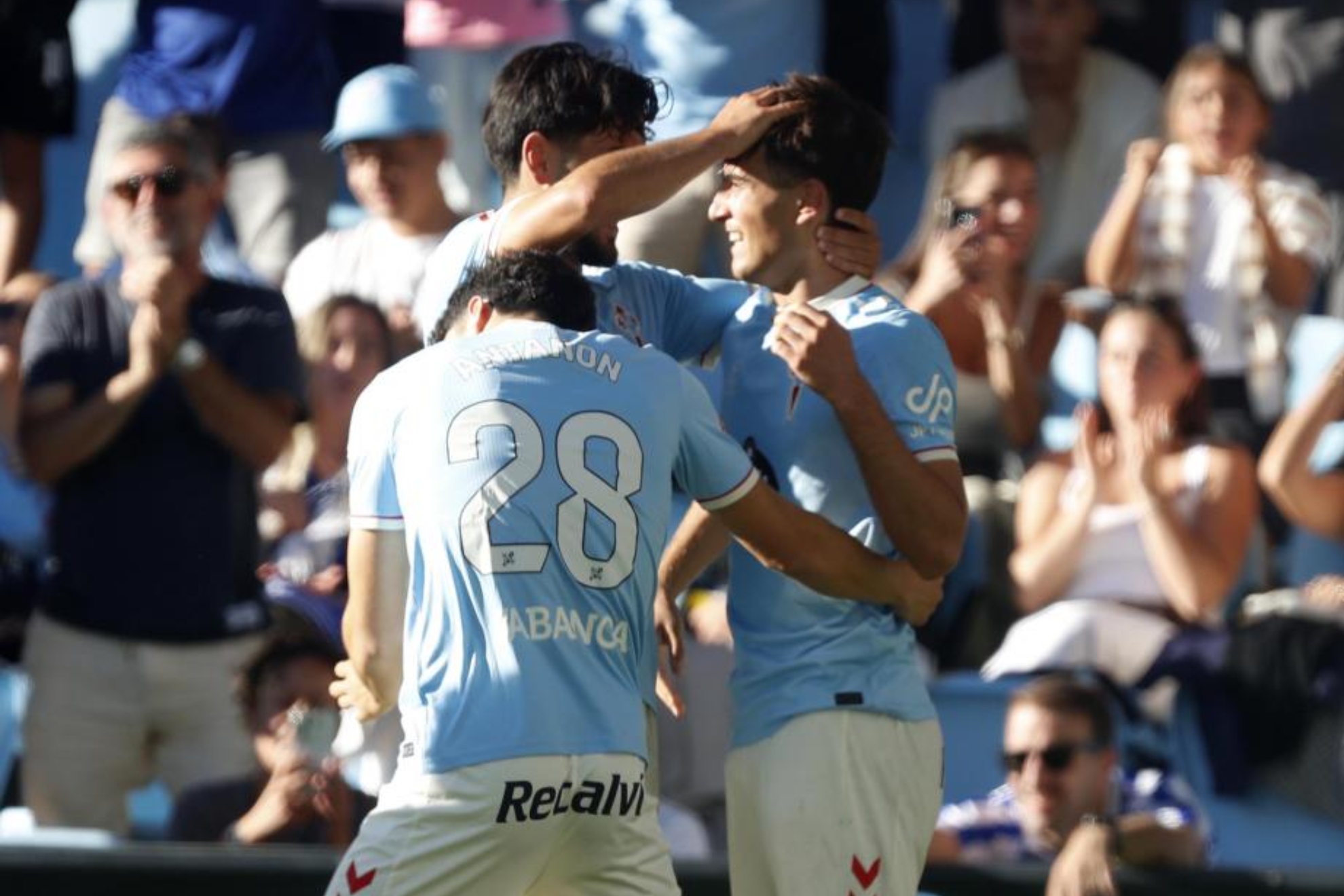 Los jugadores del Celta celebran uno de los dos goles ante el Alavés. JORGE LANDÍN