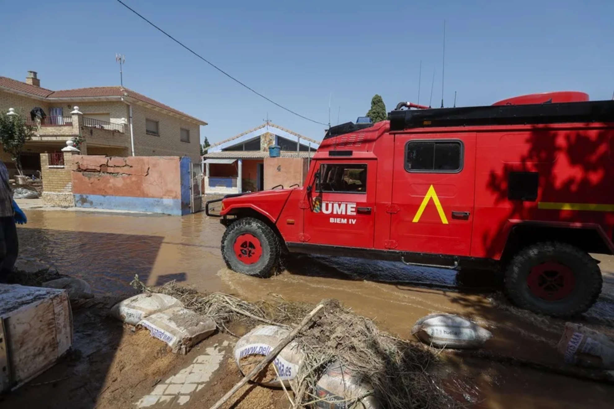 Imagen de archivo de un camión de la UME actuando en unas inundaciones pasadas. EFE.