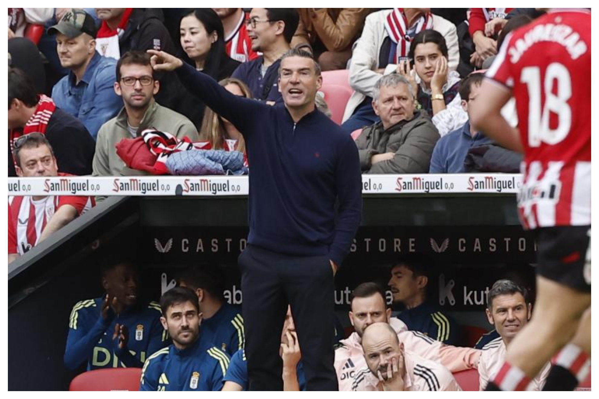 Luis Carrión, da instrucciones en la banda de San Mamés dirigiendo al Oviedo EFE