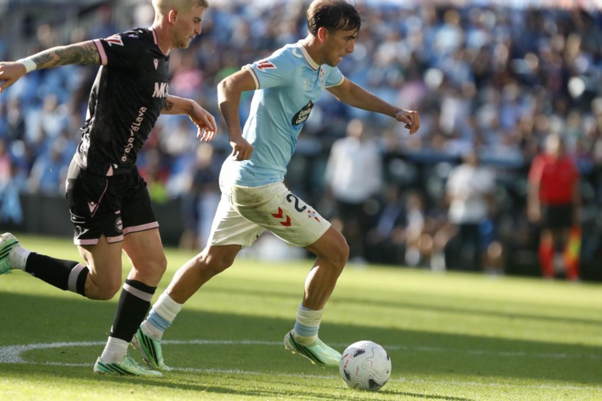 Javi Rodríguez conduce el balón en el encuentro ante el Alavés. JORGE LANDÍN