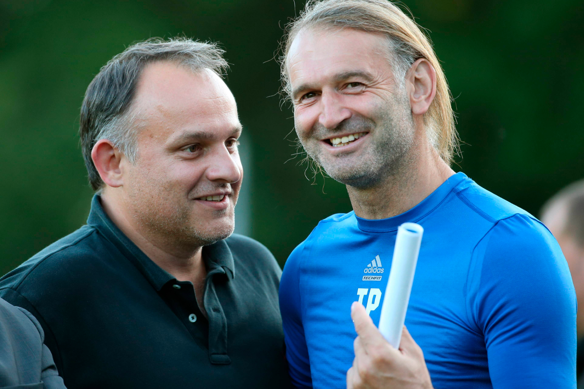 Holger Nussbaum y el entrenador Tomislav Piplica, en una imagen en el SSV Markranstädt/Imago