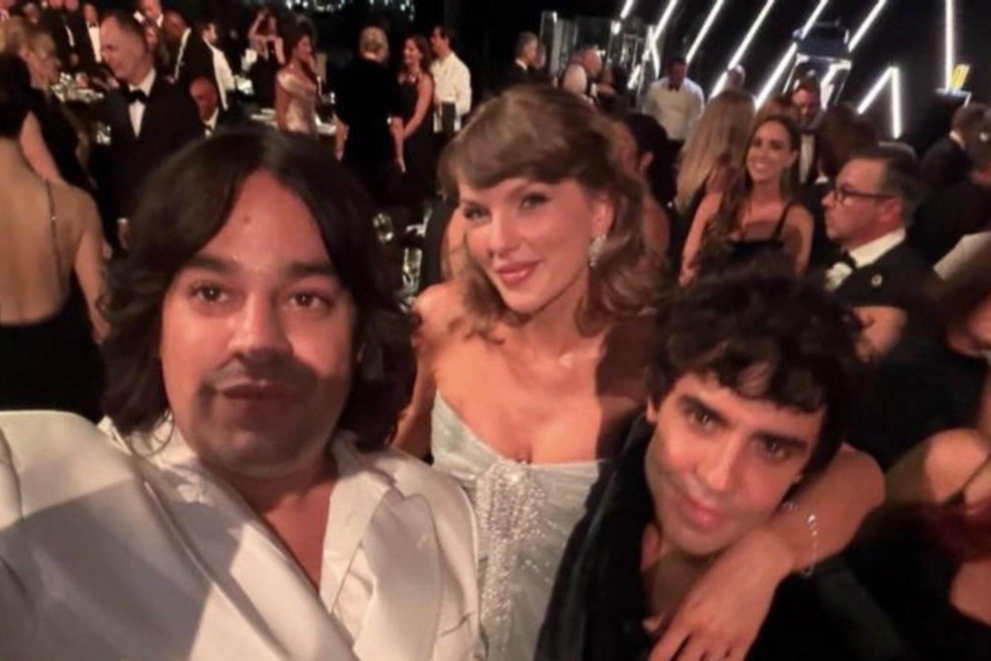 Carlos González y Javier Ambrossi junto a Taylor Swift. RRSS Carlos González.