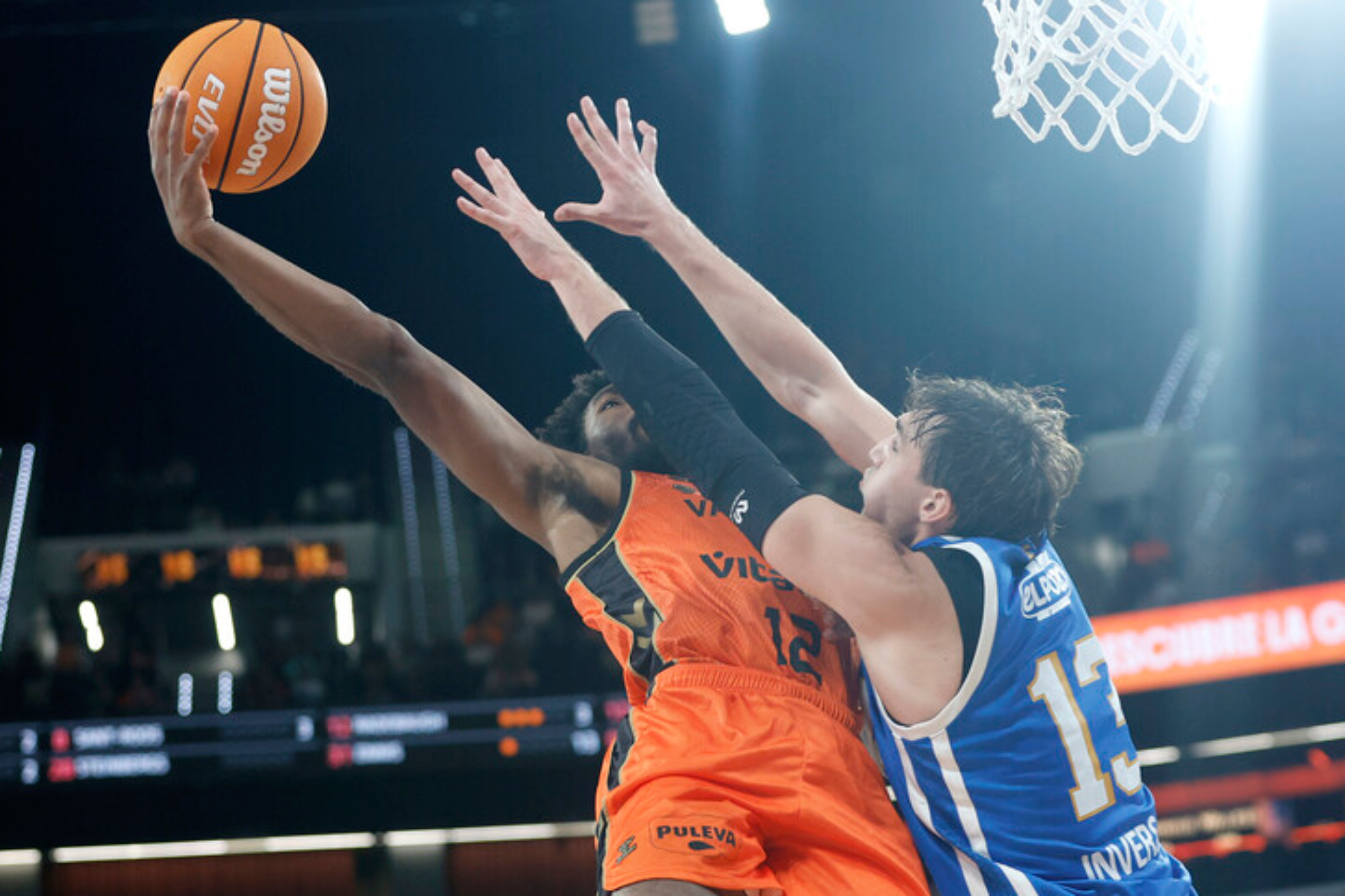 Armoni Brooks trata de lanzar a canasta ante la defensa de Falk. ACB PHOTO.