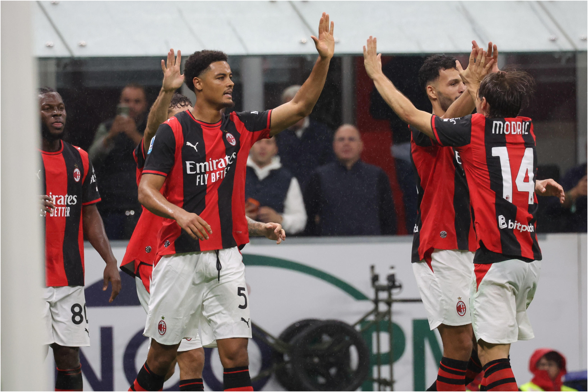 Los milanistas celebran el tanto de Gila.