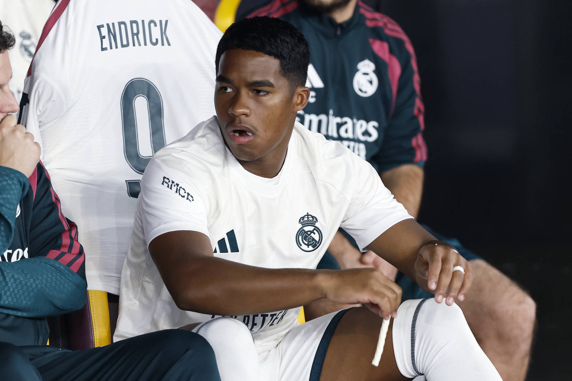 Endrick, titular frente al Sevilla, en el banquillo antes de salir al terreno de juego en el Olímpico de Roma.