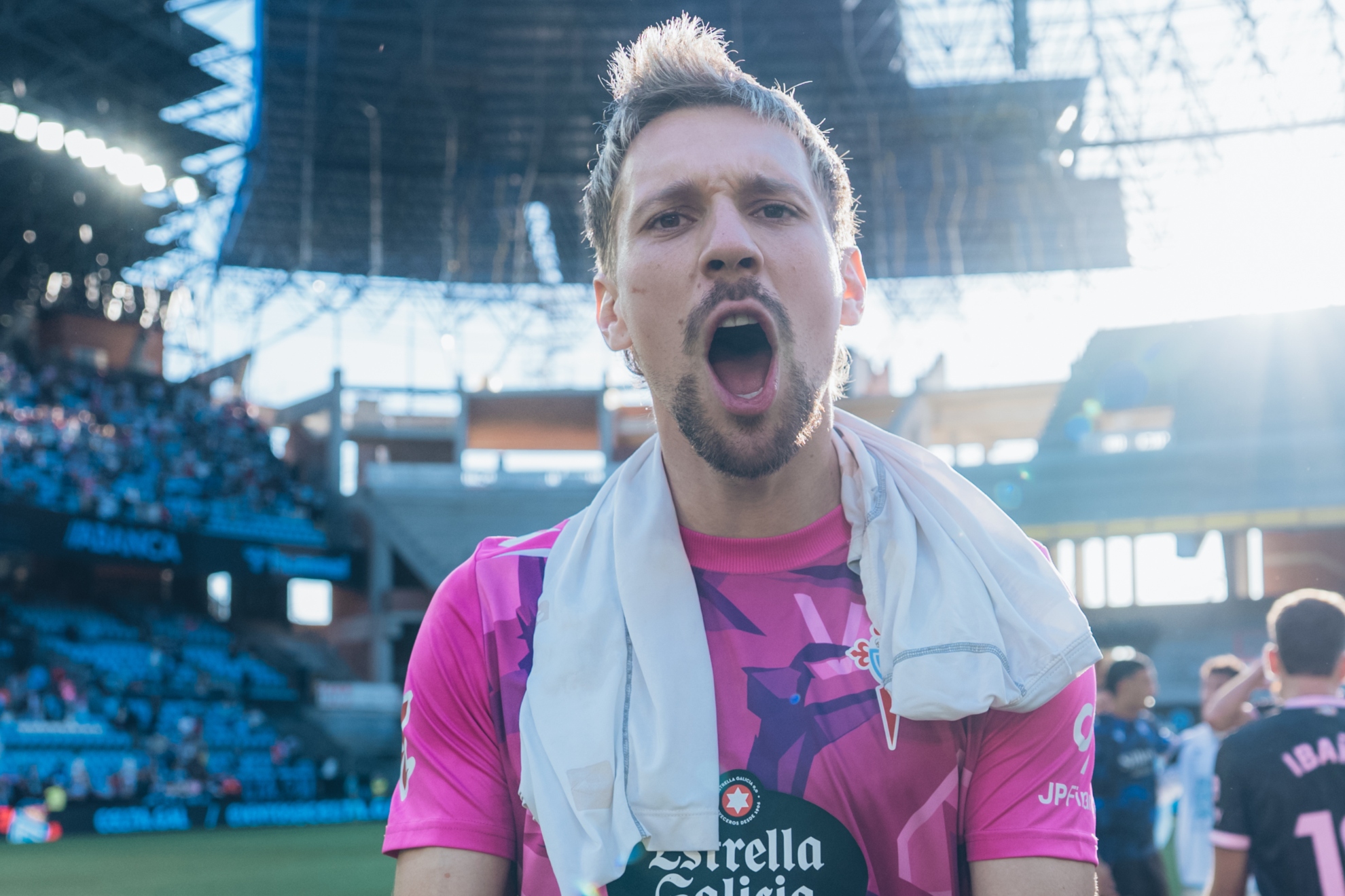 Radu celebra el triunfo ante el Alavés. @RCCelta