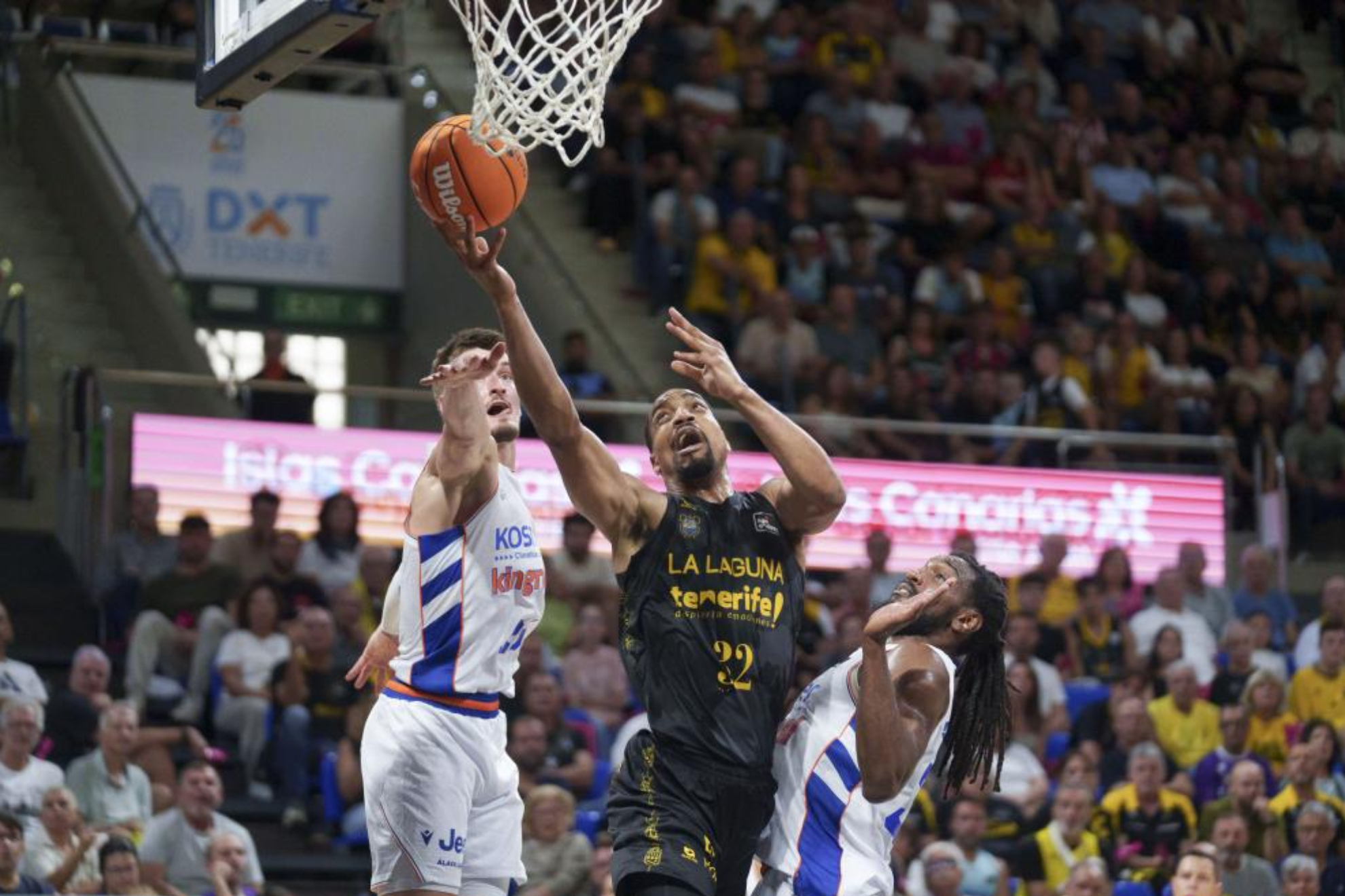 Vince Hunter trata de anotar ante el Baskonia. EFE