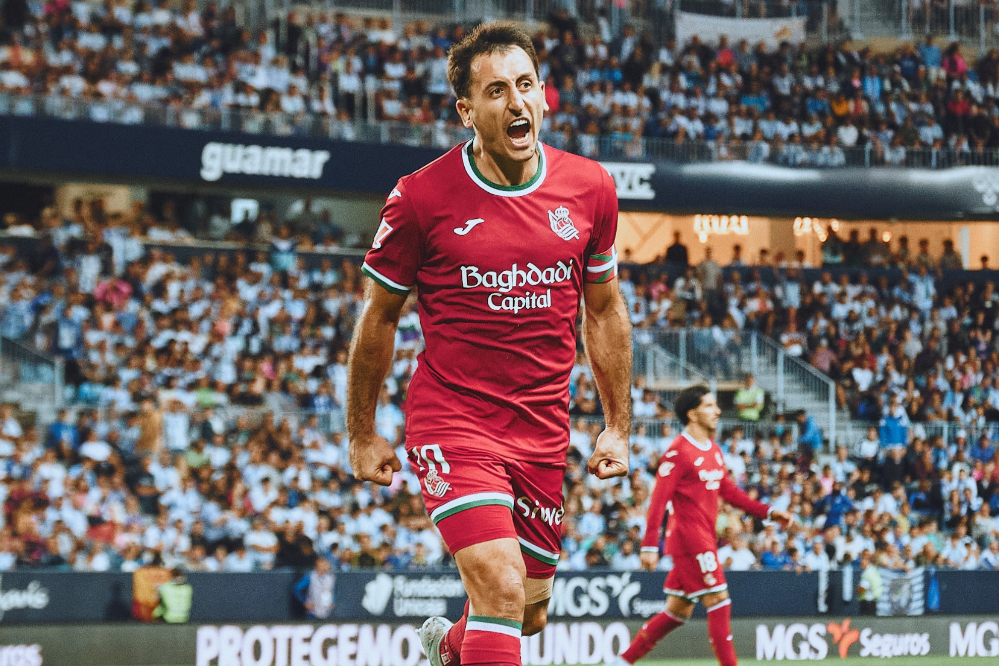 Mikel Oyarzabal celebra con rabia uno de sus dos goles al Málaga. REAL SOCIEDAD