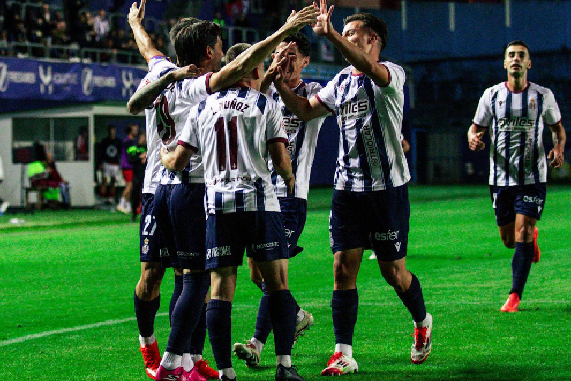El Avilés celebró a lo grande una victoria clara y contundente
