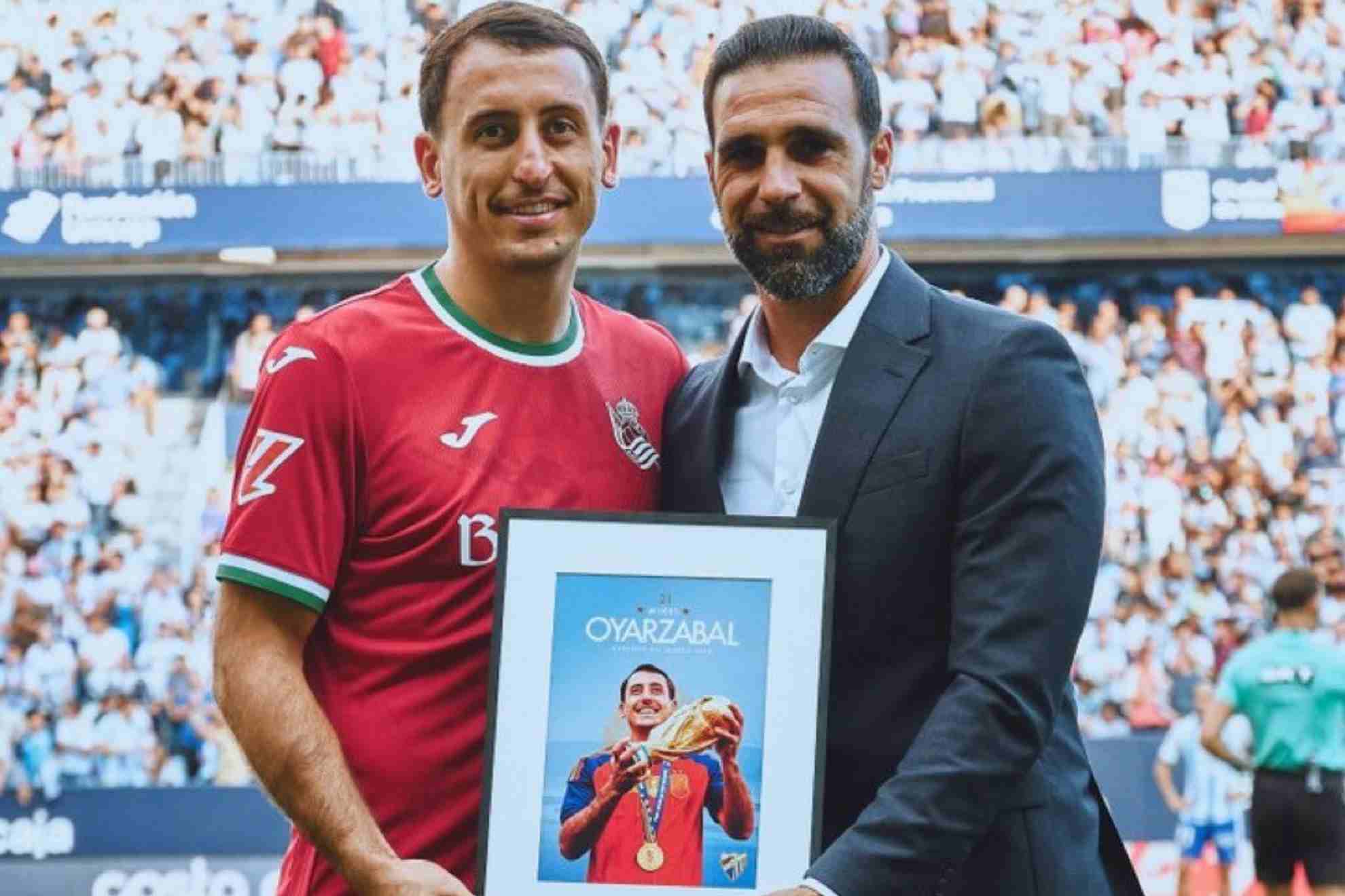 Jesús Gámez entrega una placa conmemorativa a Oyarzabal por su campeonato del mundo