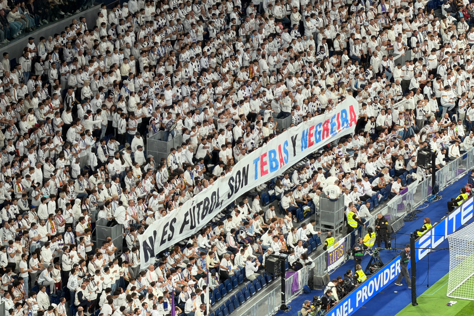 La pancarta que se mostró en el Bernabéu contra Tebas y el Barcelona.
