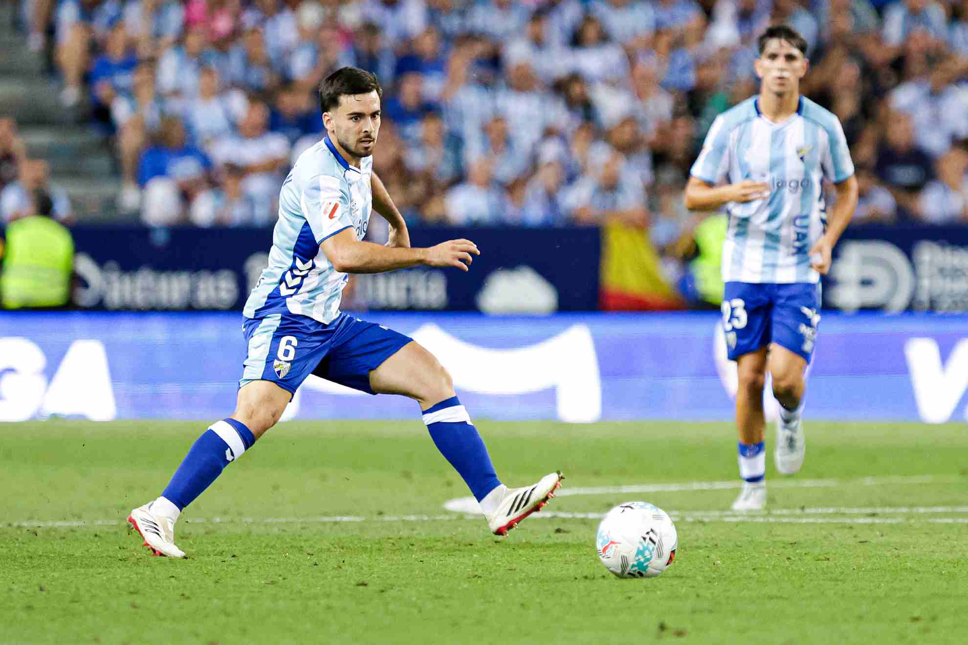 Ramón intenta controlar durante el partido ante la Real Sociedad