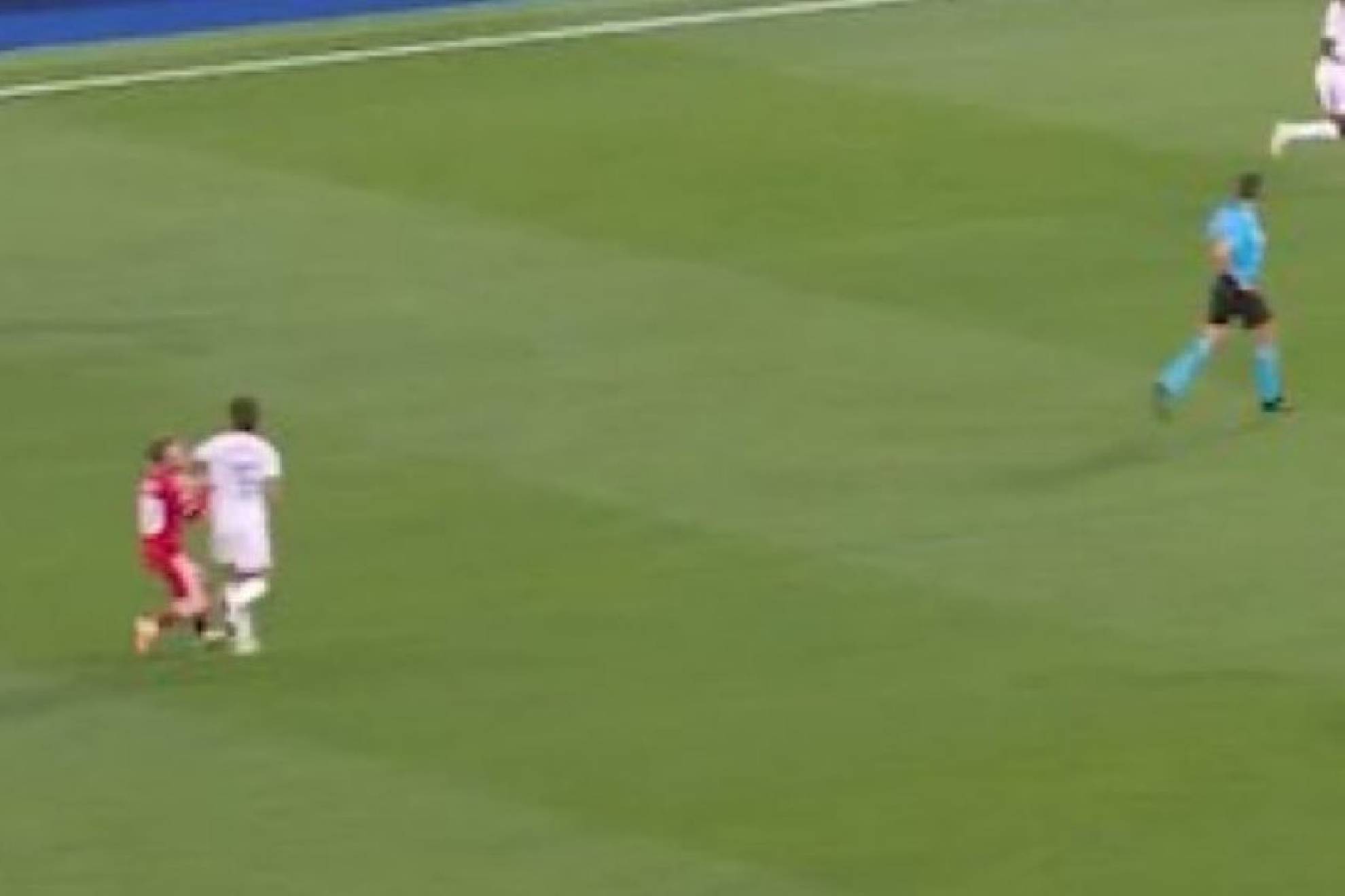 La acción de Güler con Peque que fue muy protestada por el Sevilla