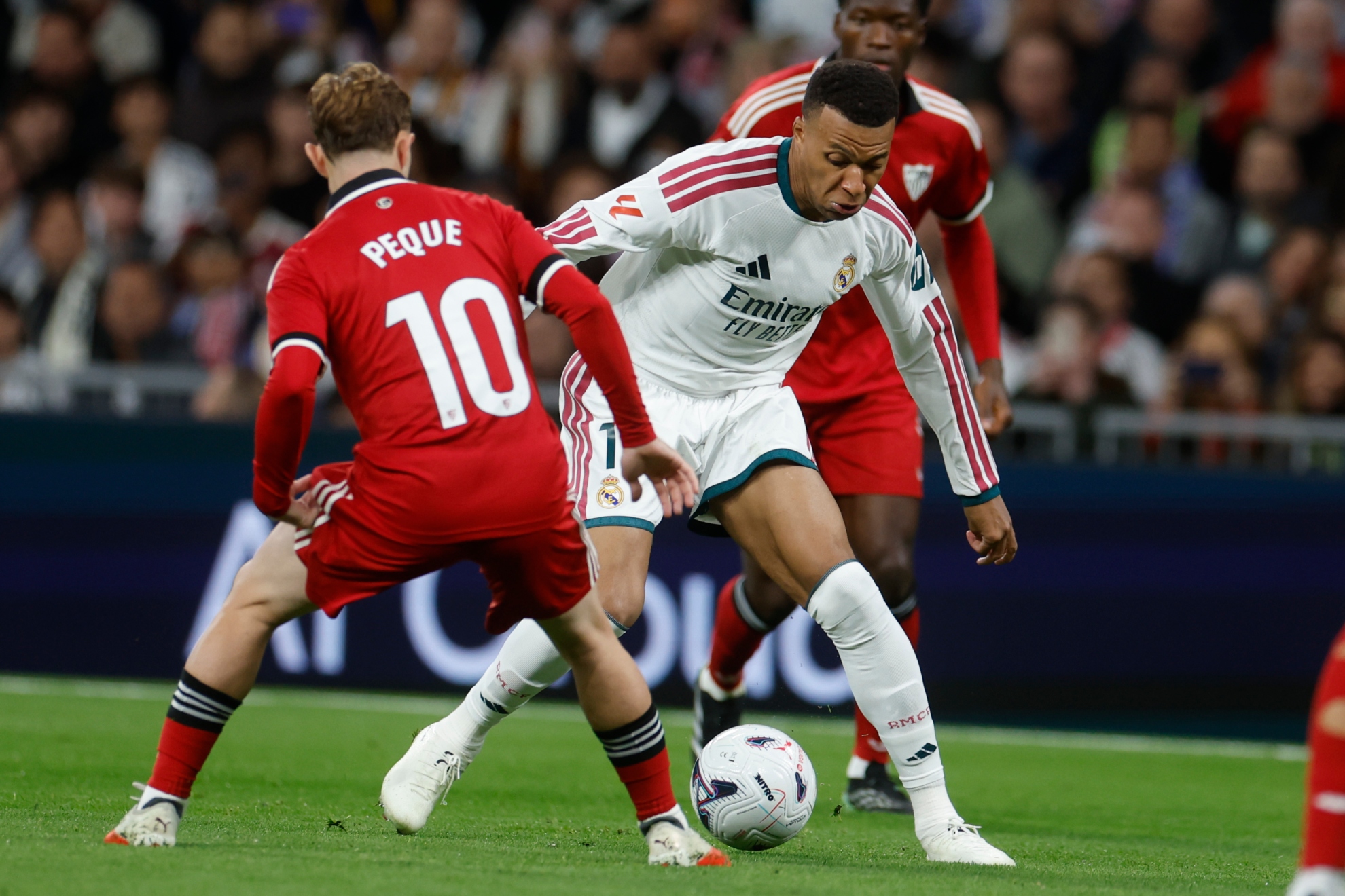 Mbappé, ante el sevillista Peque.