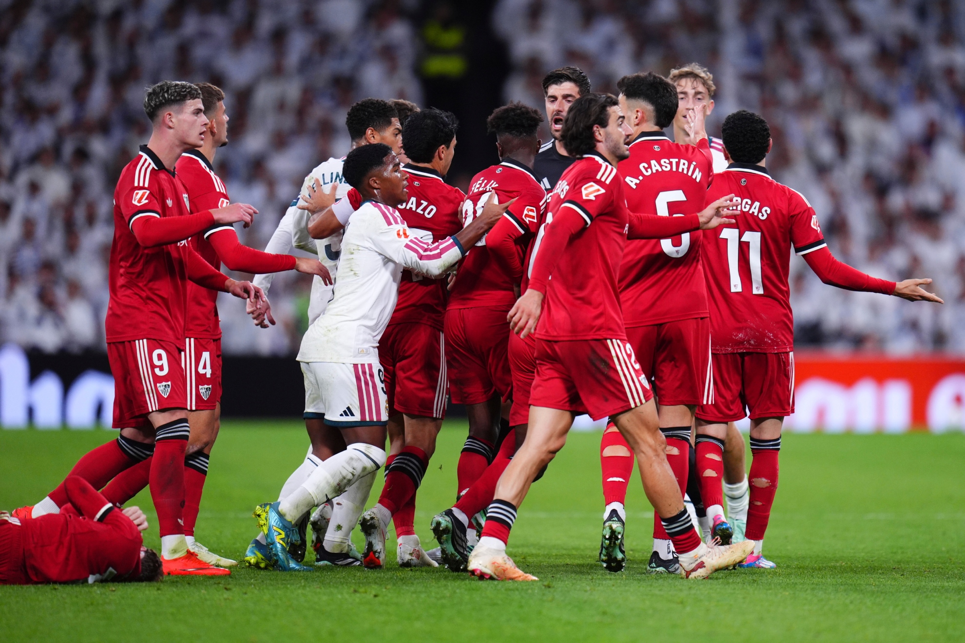 Trifulca entre jugadores del Sevilla y del Real Madrid en la acción entre Peque y Güler. AP PHOTO