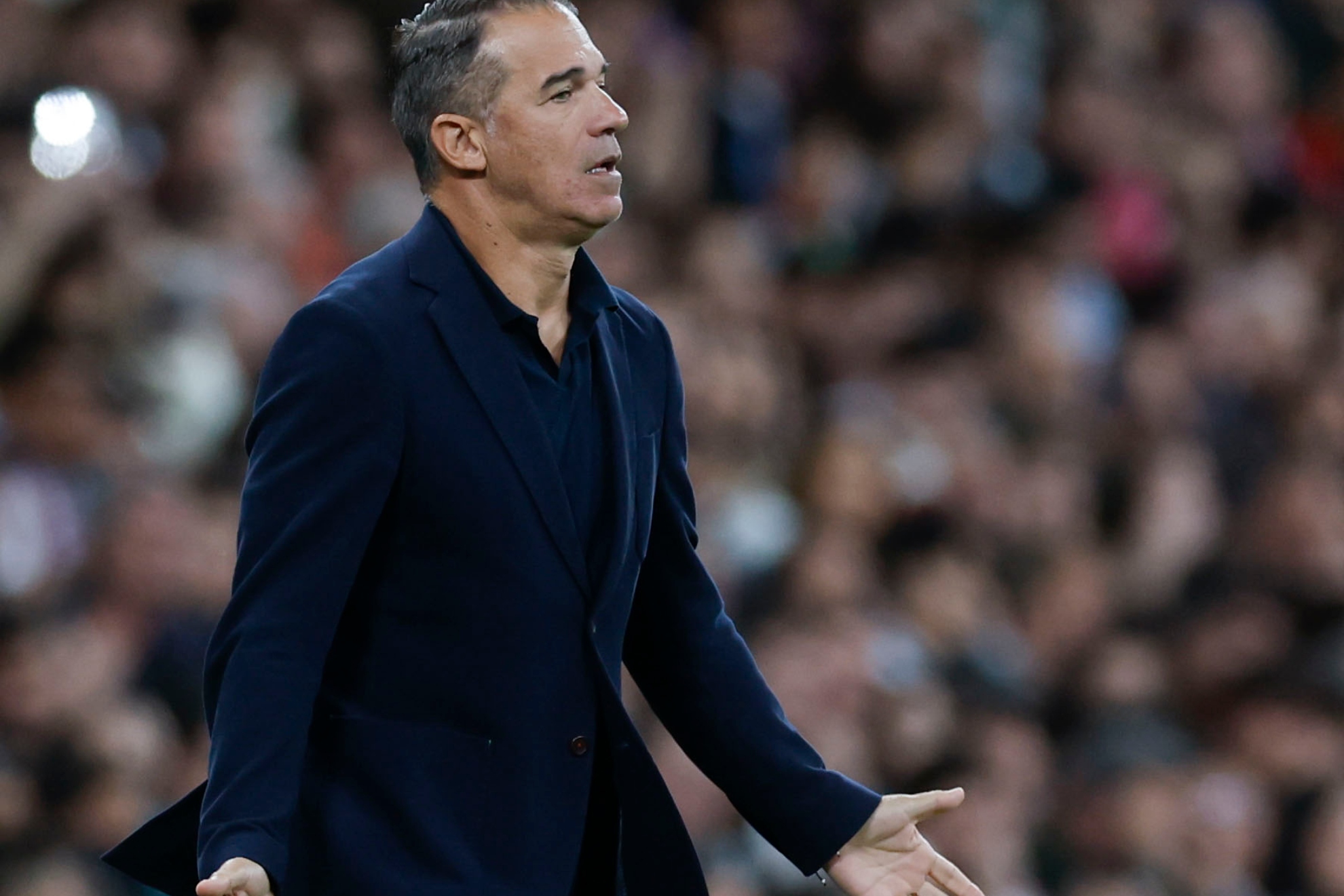 García Plaza se lamenta tras una jugada en el partido frente al Real Madrid.
