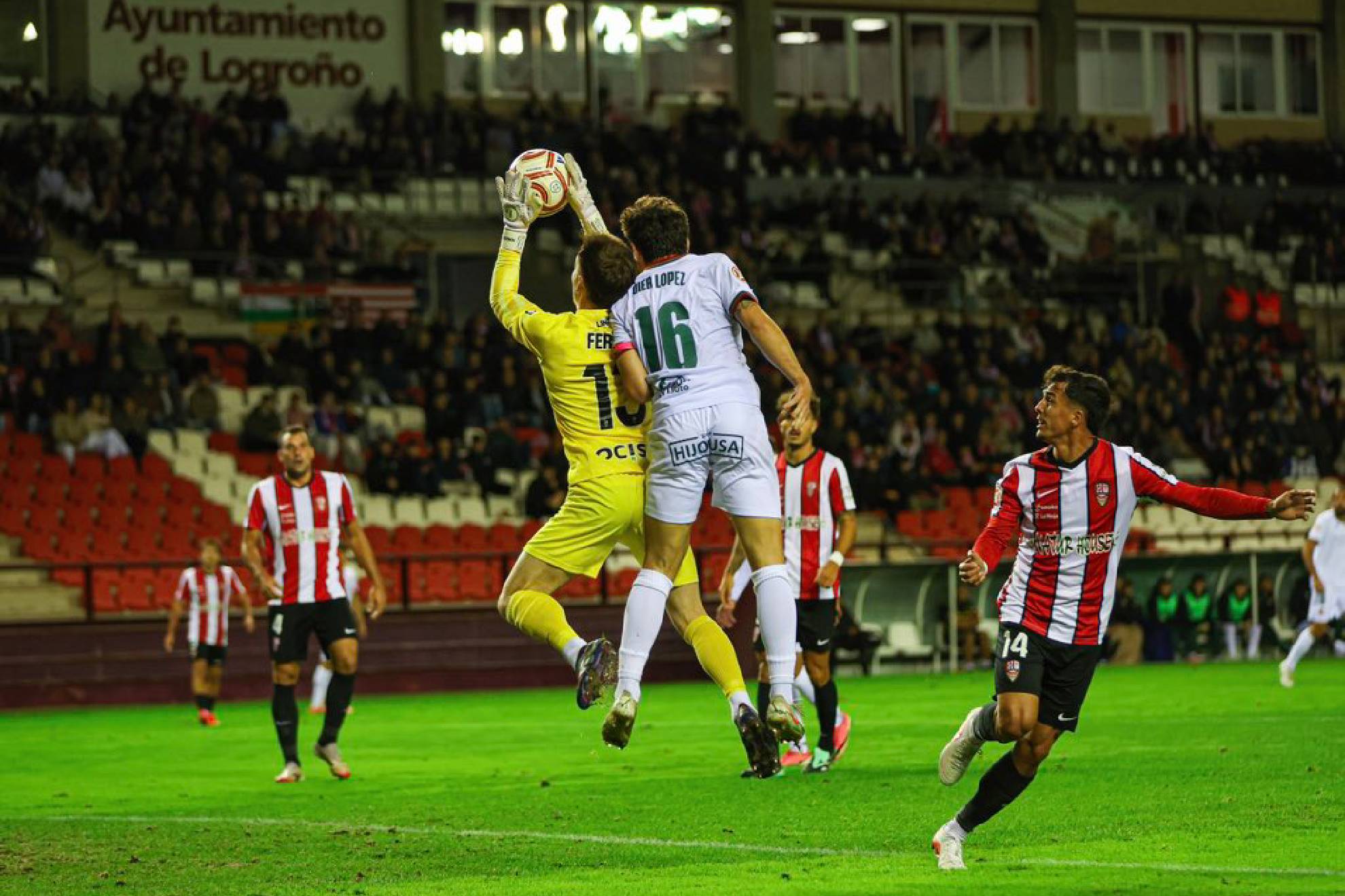 Oier López pugna por un balón aéreo con el guardameta Fermín Sobrón