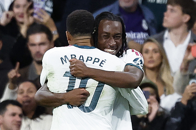 Mbappé se abraza con Diomande tras marcar este el último gol del Real Madrid-Sevilla. Chema Rey