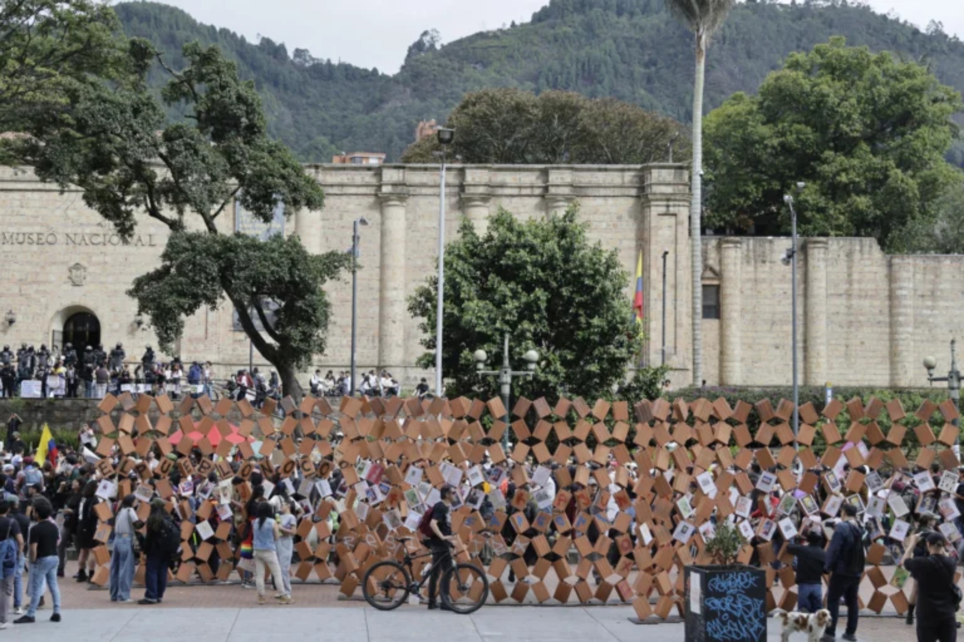 Tensión en Bogotá: protestas en el Museo Nacional por retiro de obras terminan en choque con la fuerza pública.