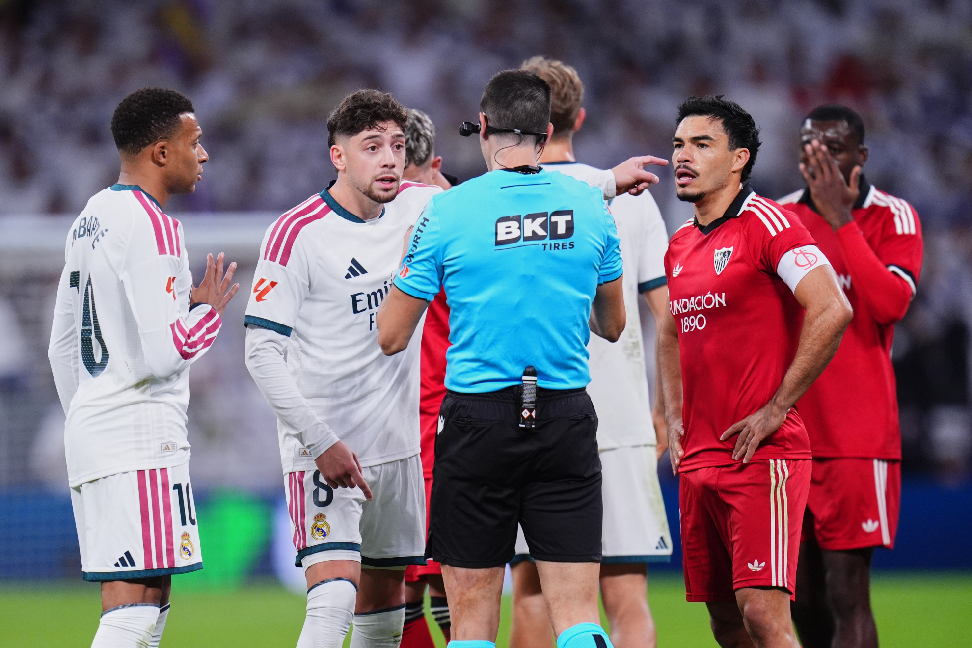 Valverde y Suazo dialogan con el árbitro en el Real Madrid-Sevilla. AP PHOTO