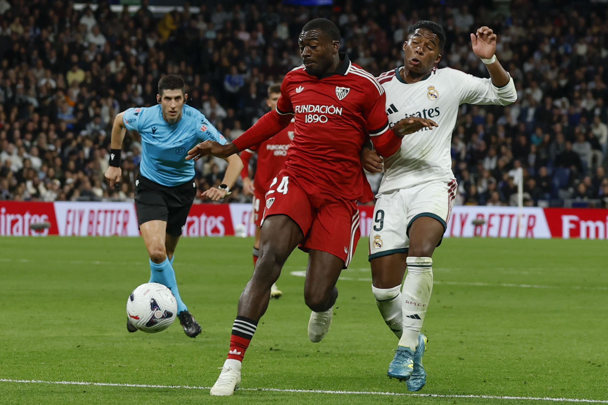 Fofana protege el balón ante Endrick en el Real Madrid-Sevilla.