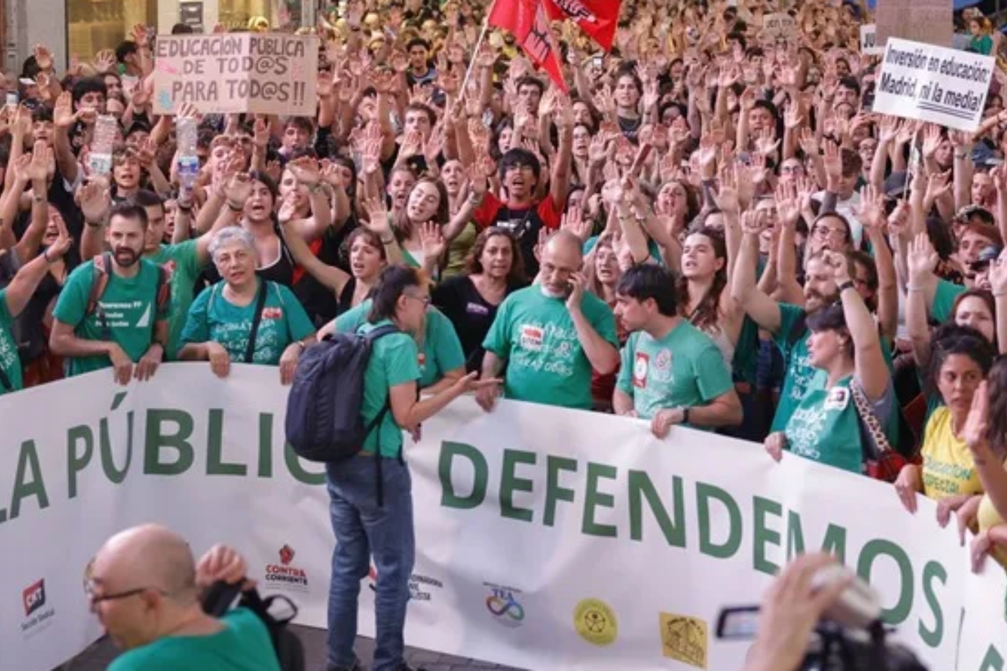 Cuarto día de huelga en la educación de Madrid cortando el acceso de la M-30 a la A3. EFE