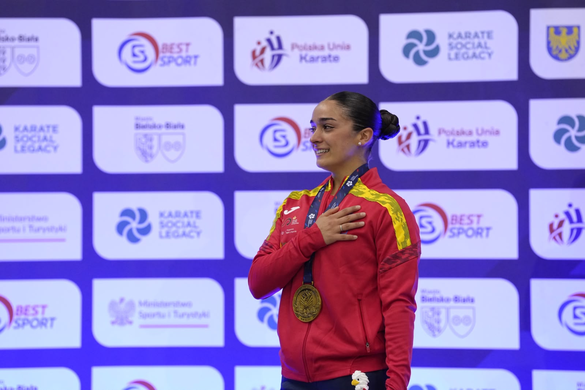 Paola García, en el podio con el oro. RFEK