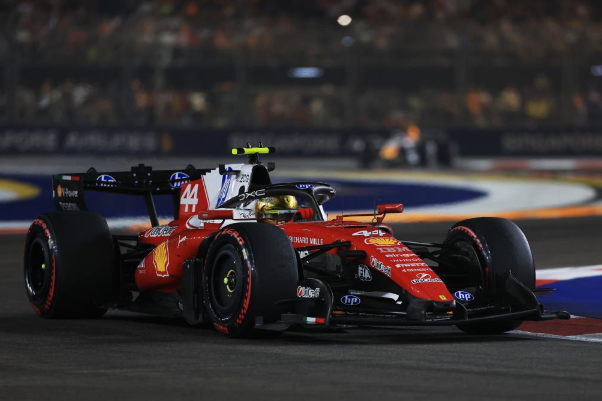Hamilton, sobre el Ferrari en Singapur. EFE