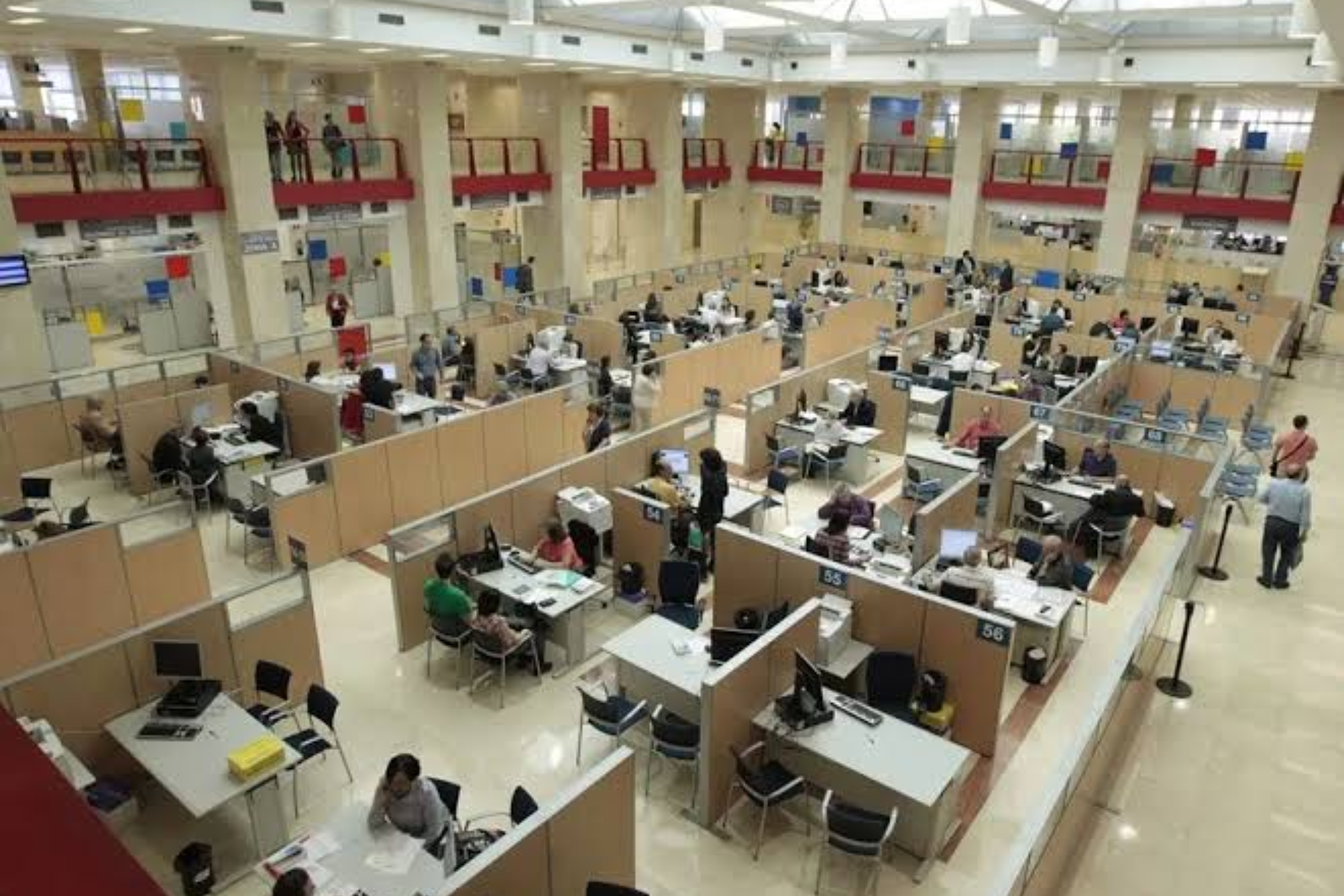 Funcionarios en su trabajo EFE