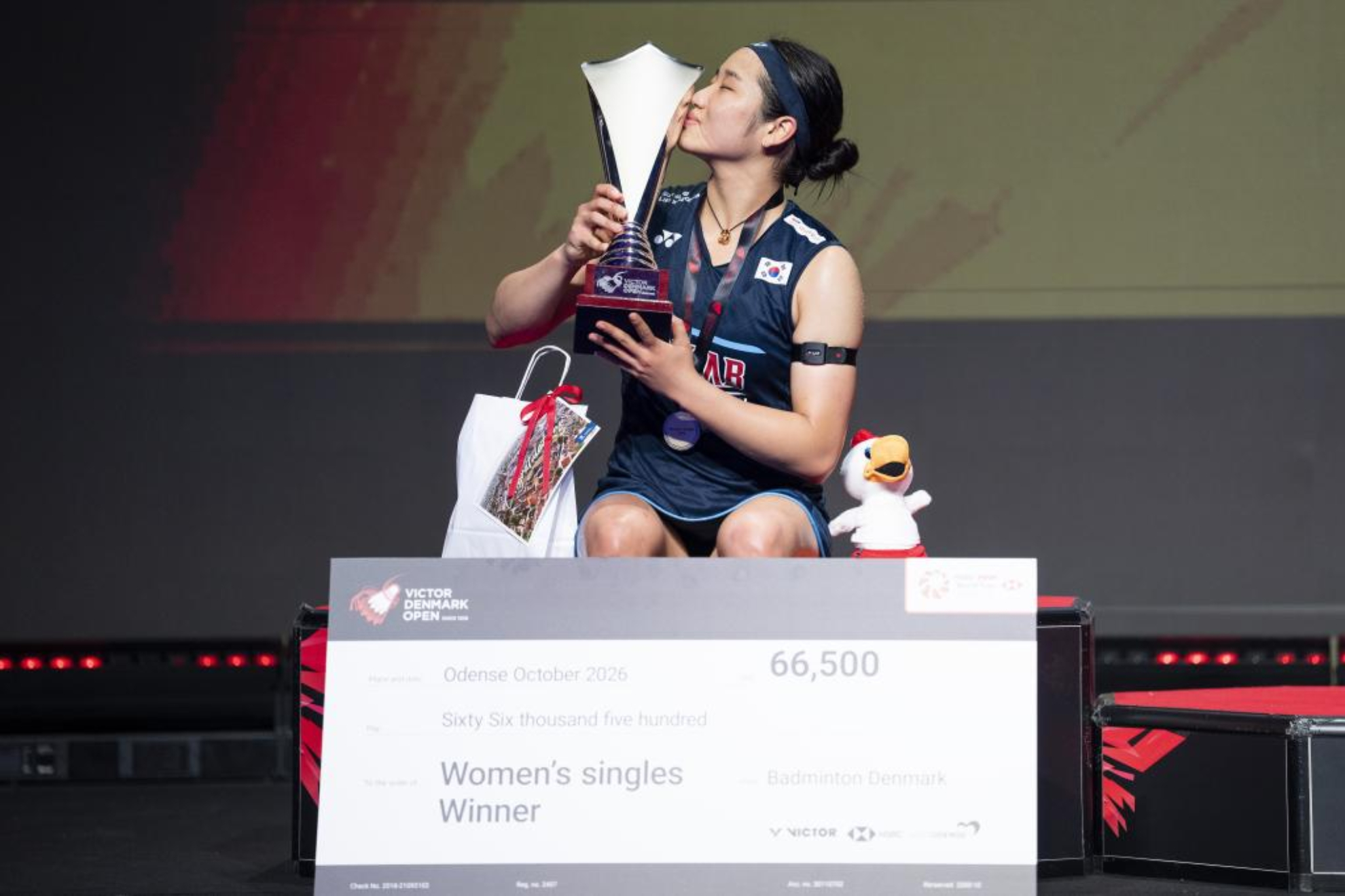 An Se-young, con el trofeo de ganadora del Open de Dinamarca. EFE