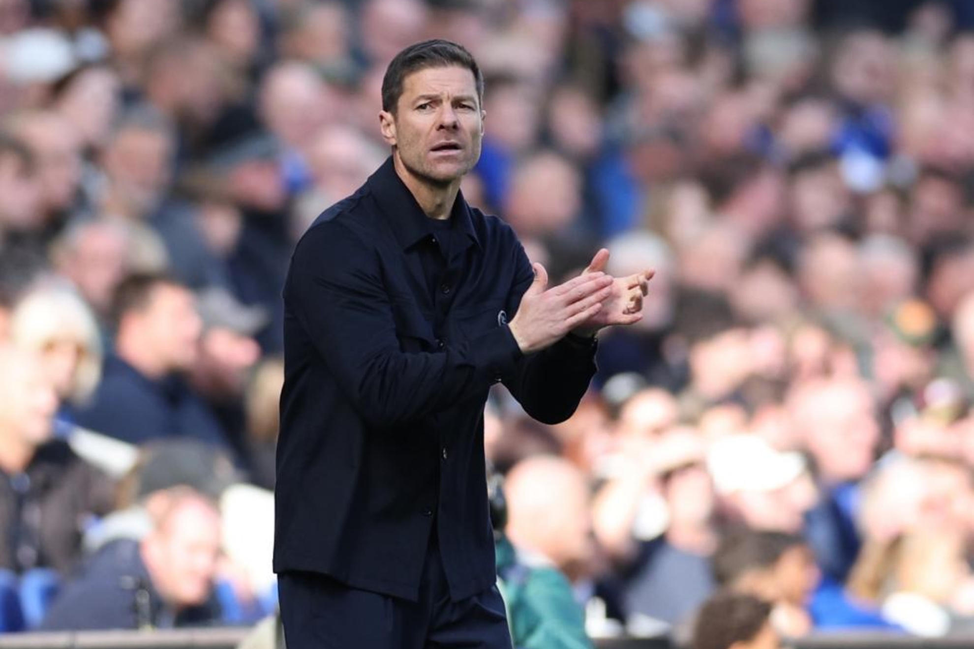 Xabi Alonso aplaude a sus jugadores ante el Everton. EFE