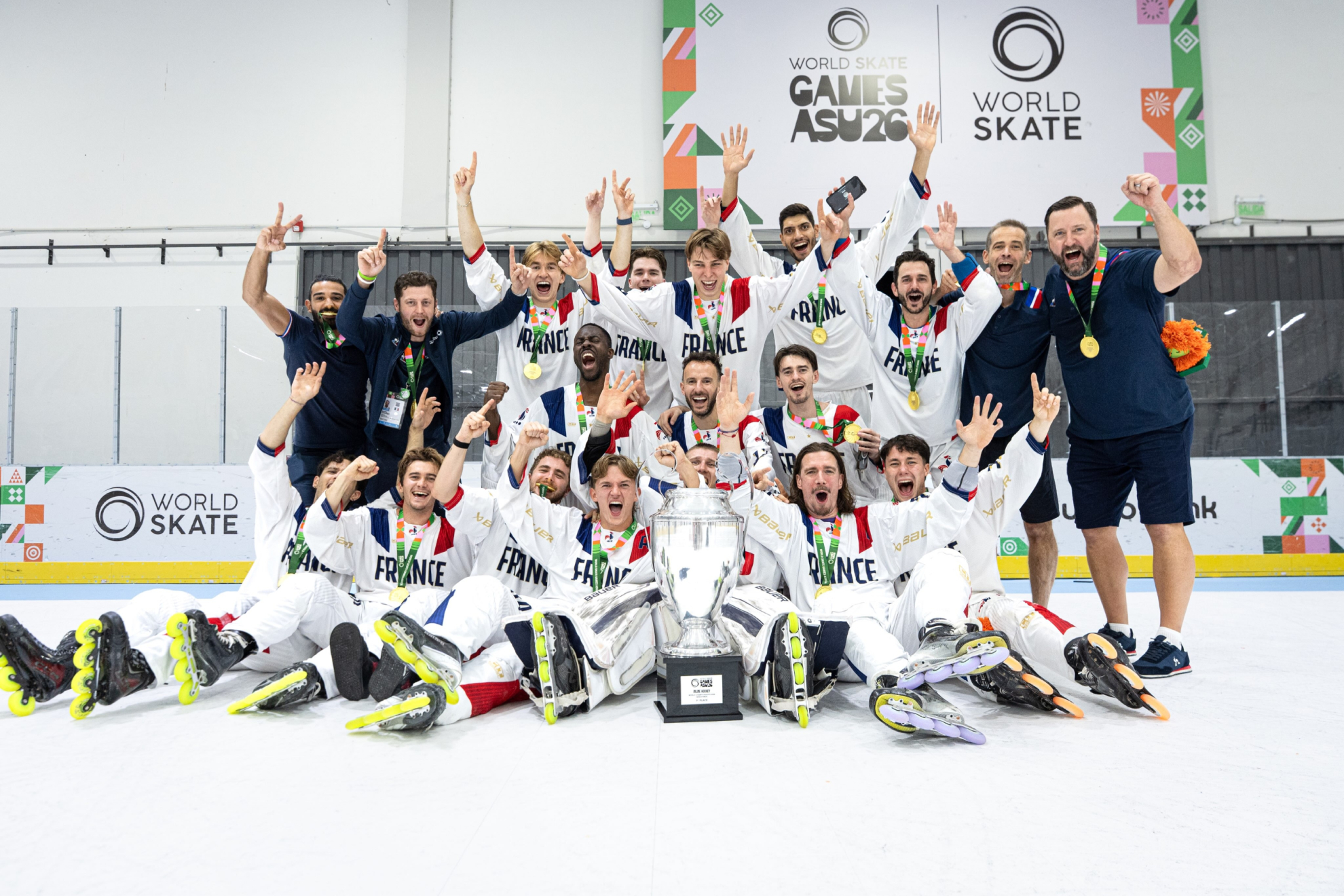 La selección francesa de hockey celebra el título mundial. @rollerhockey_ffrs
