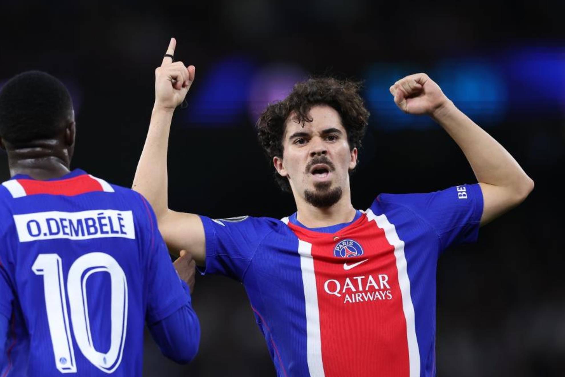 Vintinha celebra un gol con el PSG junto a Dembélé. EFE