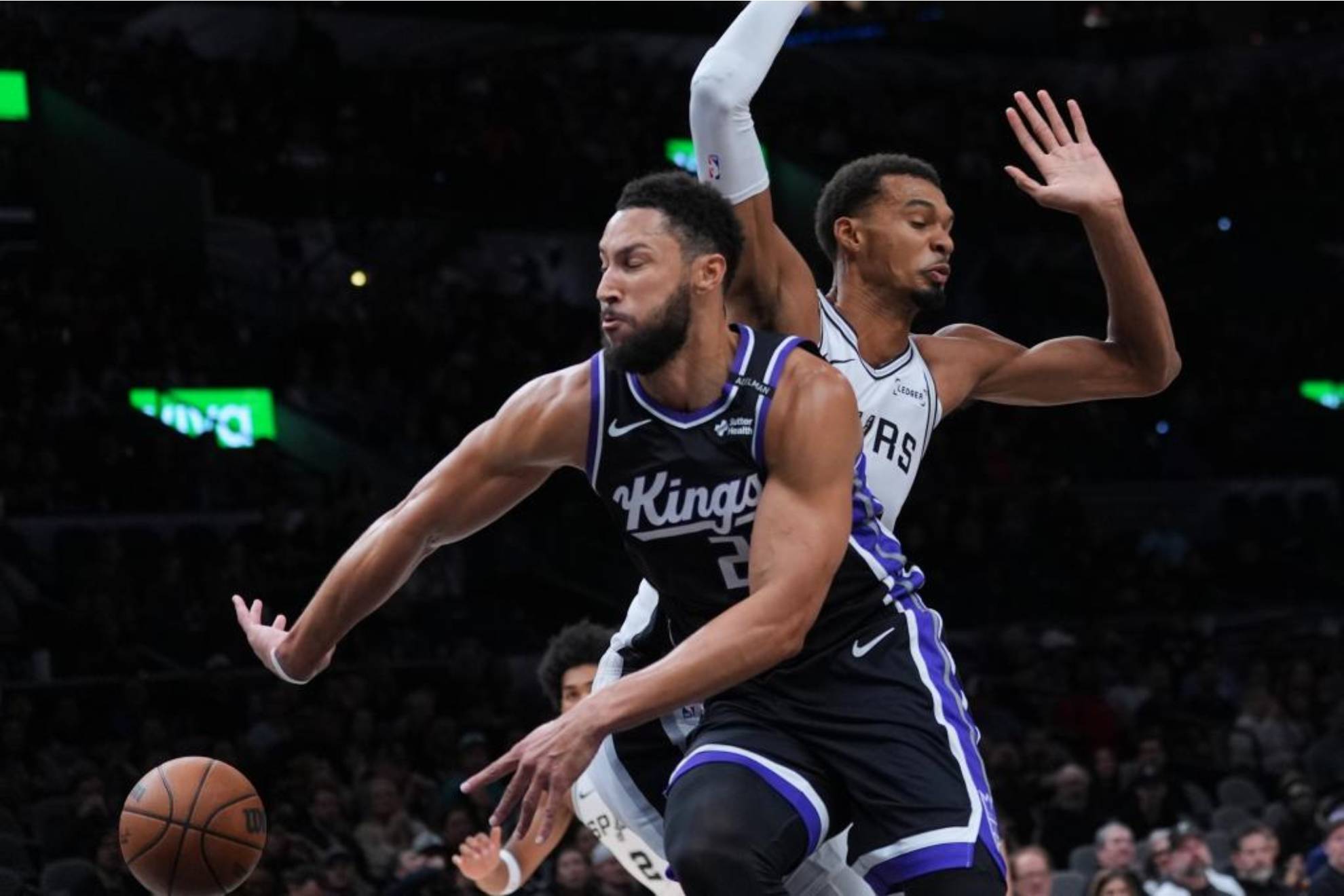 Ben Simmons dobla un pase ante la defensa de Victor Wembanyama. LAPRESSE