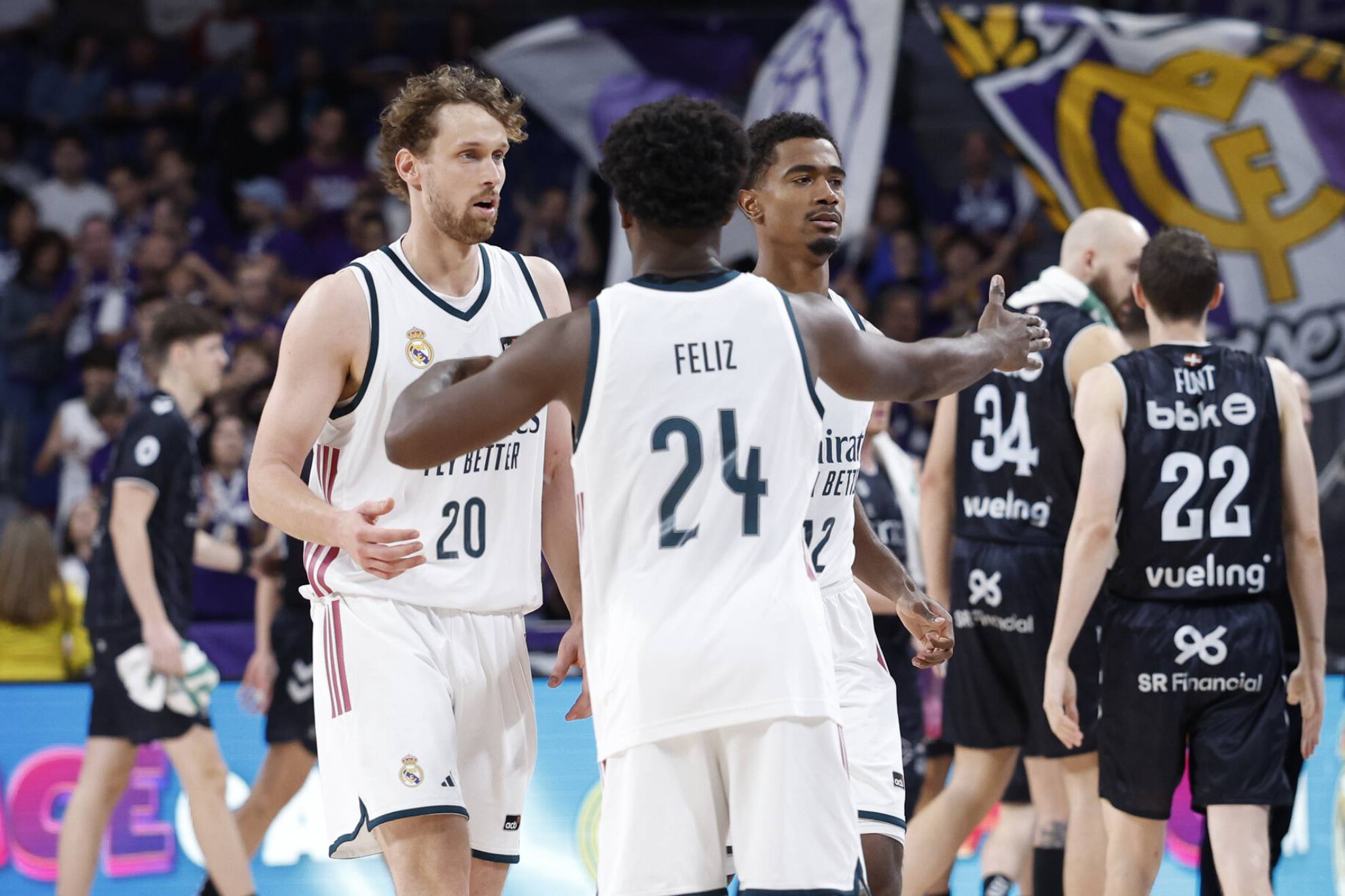 Mikael Jantunen, Andrés Feliz y Theo Maledon celebran una acción ante el Surne Bilbao. ACB PHOTO