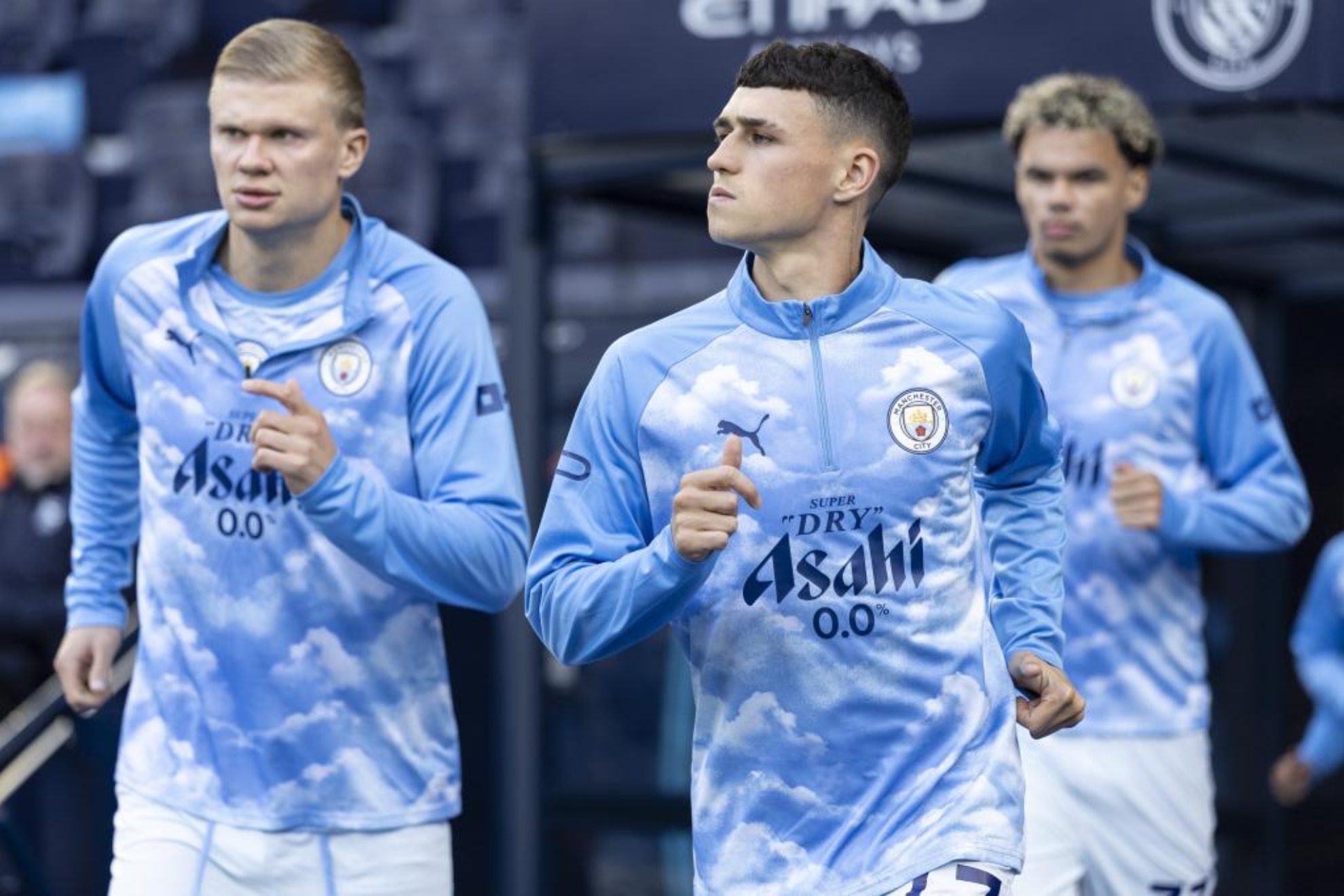 Phil Foden salta al campo junto a Erling Haaland. EFE