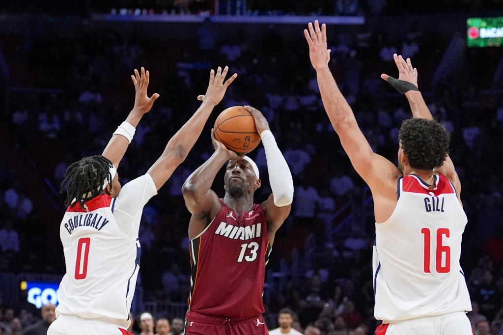 20. Bam Adebayo (Miami Heat): 49.488.300 $ 'Bam Bam' aparece en este ránking igualado con Fox y Young. El jugador de los Heat está en su último año de 40 millones y el año que viene pasará al club de los 50 millones con una mejora que seguirá en su último año de contrato (2028-29), si ejecuta la opción de jugador. Adebayo formará este año pareja con Giannis Antetokounmpo, también en el top 20, por lo que Miami tendrá pocas excusas si no hace una buena temporada. Lapresse Actualizado: 20/10/2026 14:06 horas