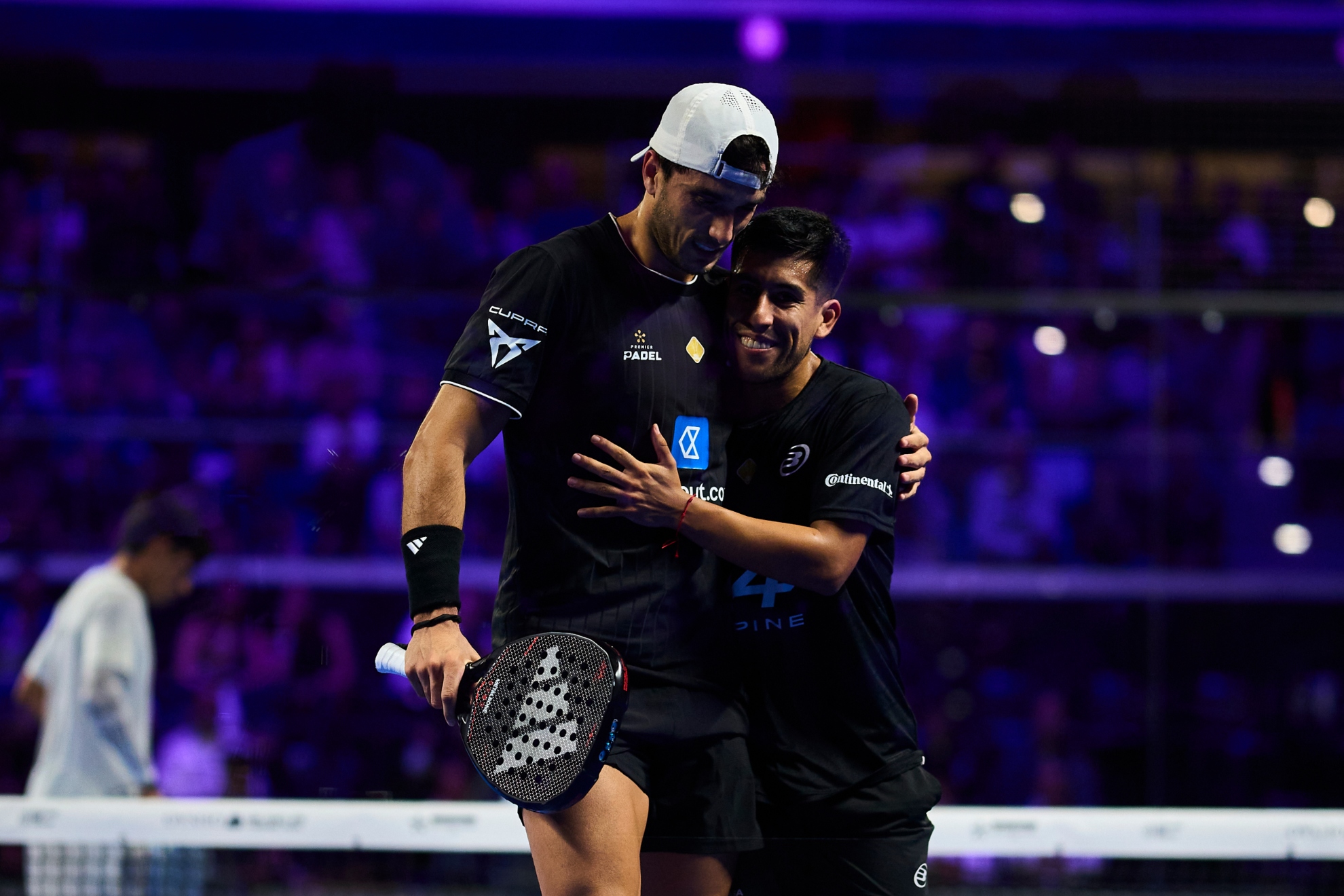 Galán se abraza a Chingotto. PREMIER PADEL