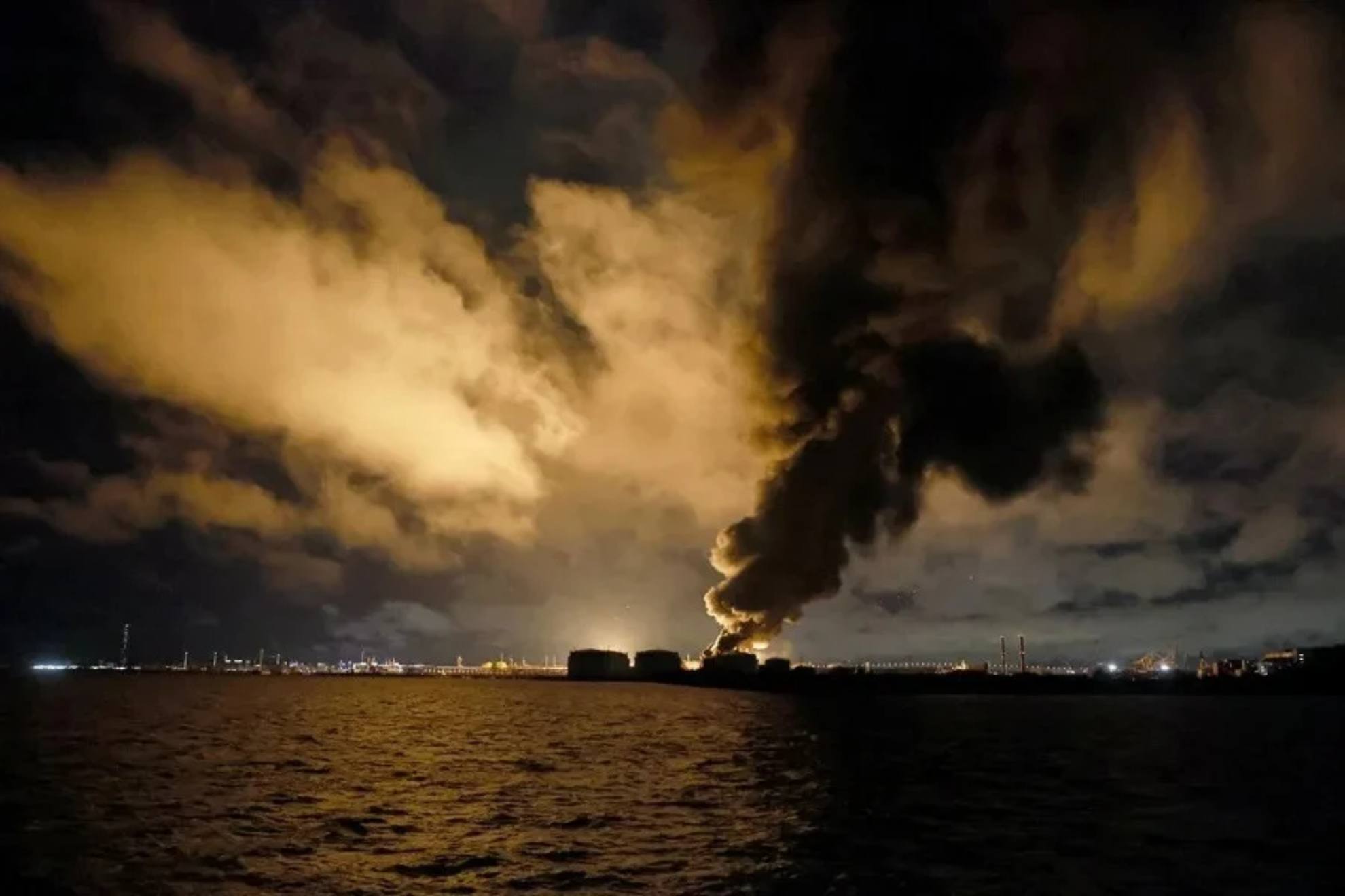 El humo se eleva sobre la terminal petrolera de San Petersburgo, Rusia, tras el ataque ucraniano del dominfiel 18 de octubre de 2026 STRINGER