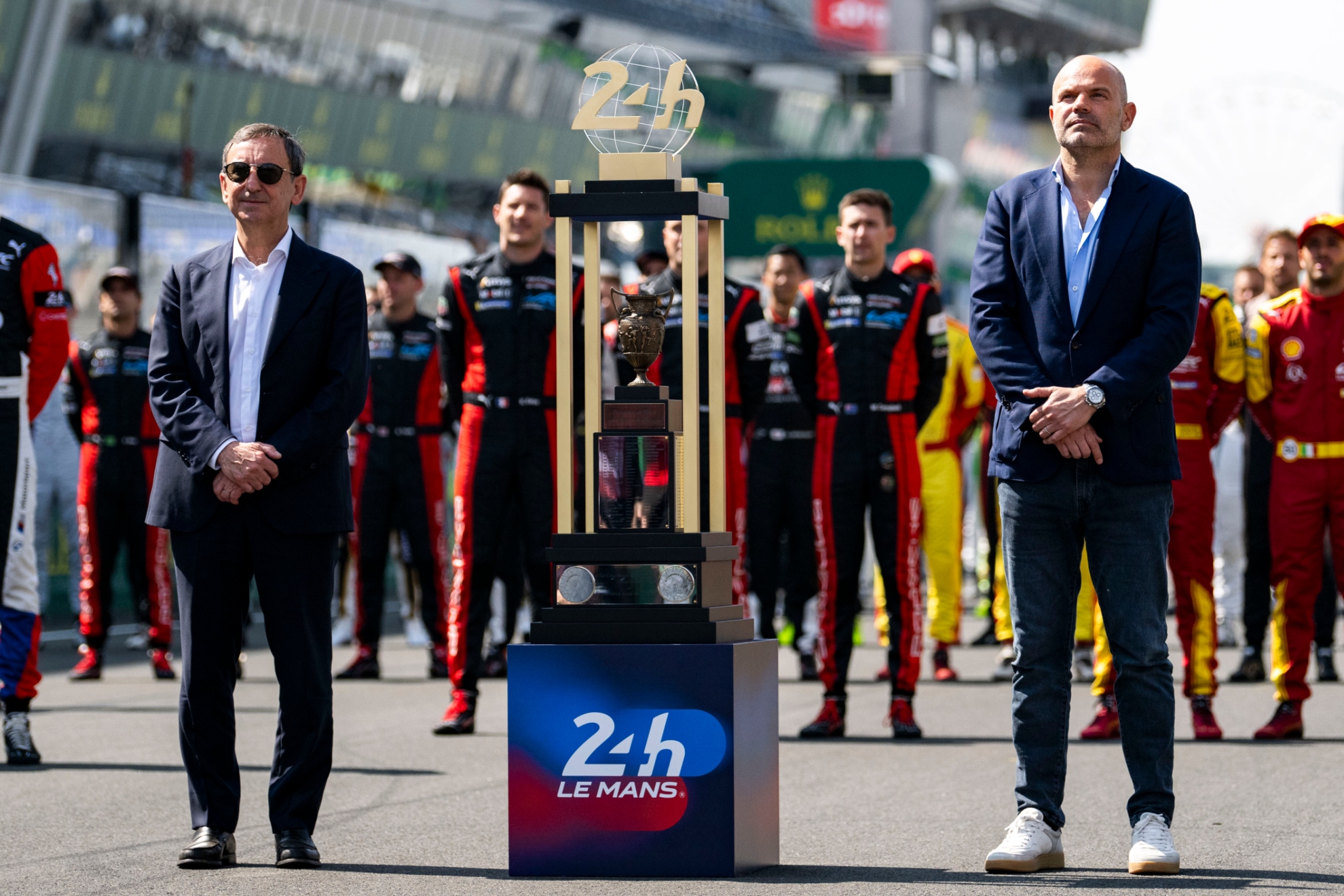 Pierre Fillon, presidente del ACO y Fred Lequien (FIA), con el trofeo de las 24 Horas de Le Mans..