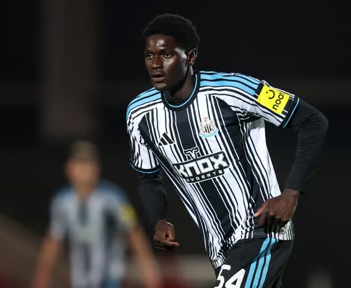 Afner Cá con el Newcastle B.