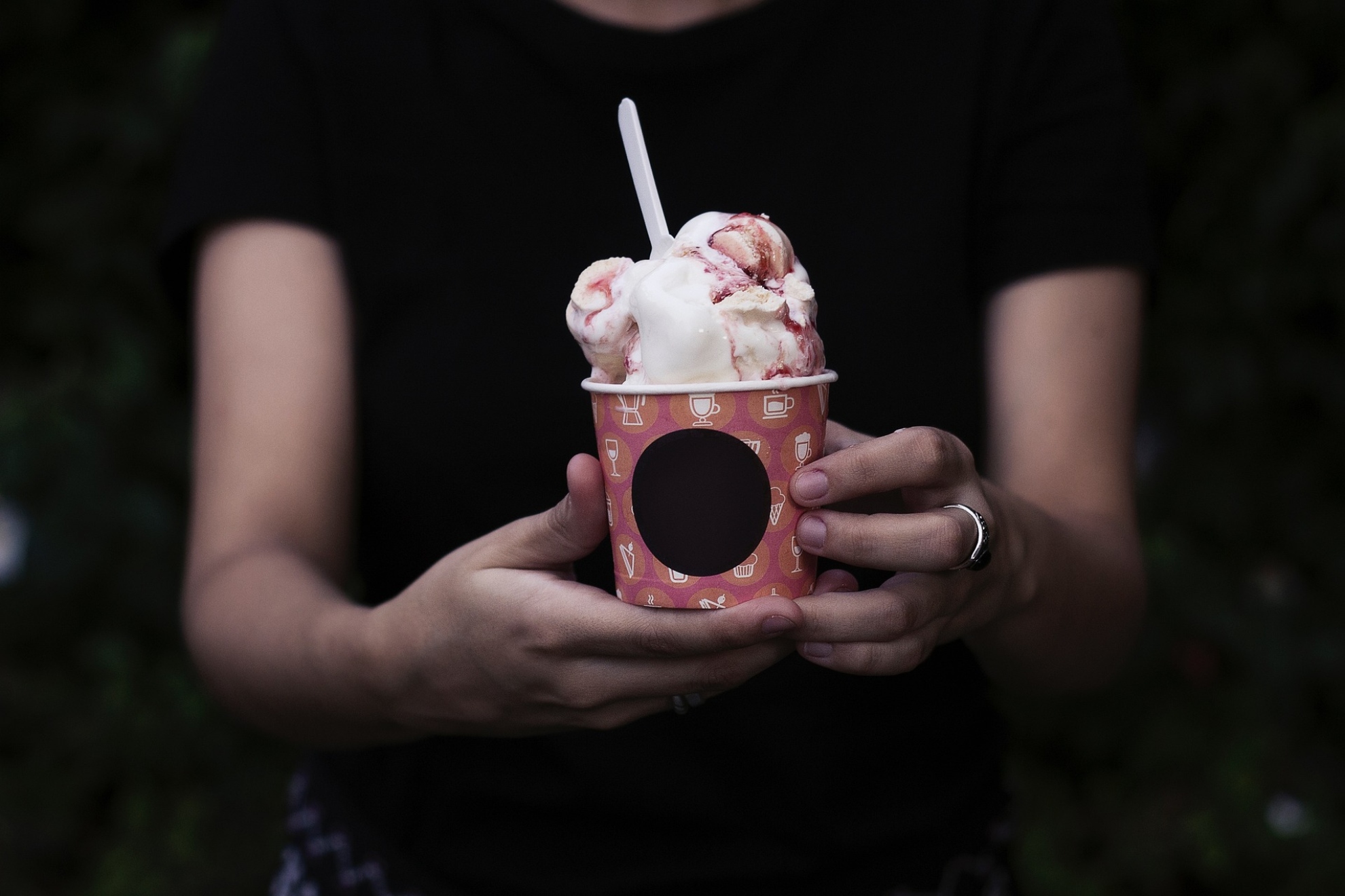 Imagen de recurso de una persona sujetando u nhelado. Pixabay.