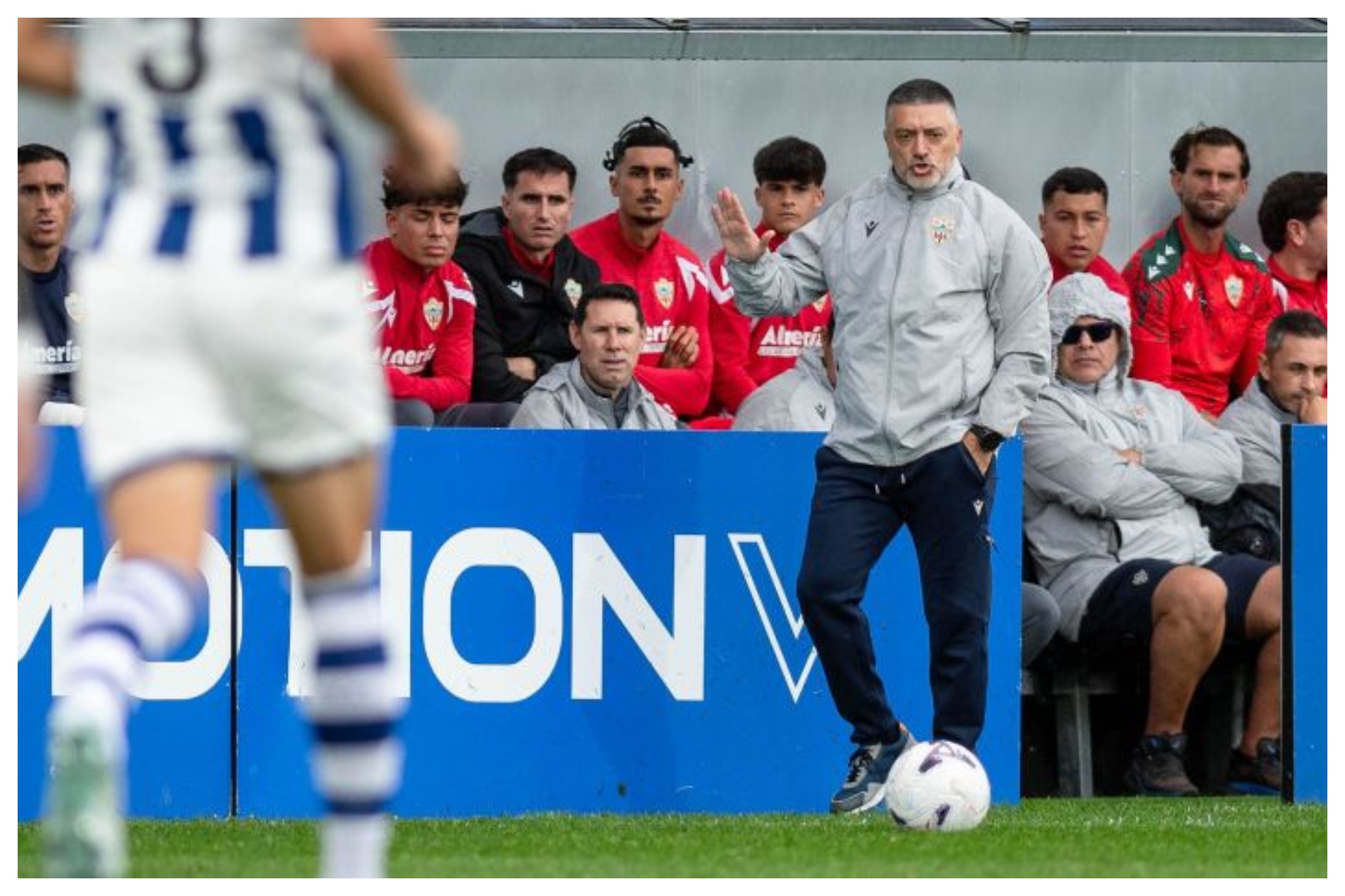 García Pimienta gesticula en la banda de Zubieta durante el séptimo triunfo seguido LALIGA