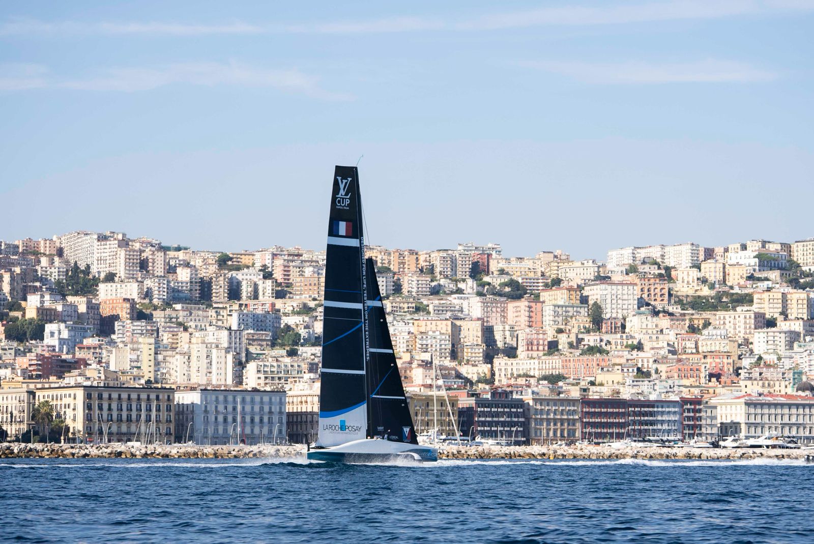 El AC75 de La Roche-Posay Racing Team navegando por el golfo de Nápoles.