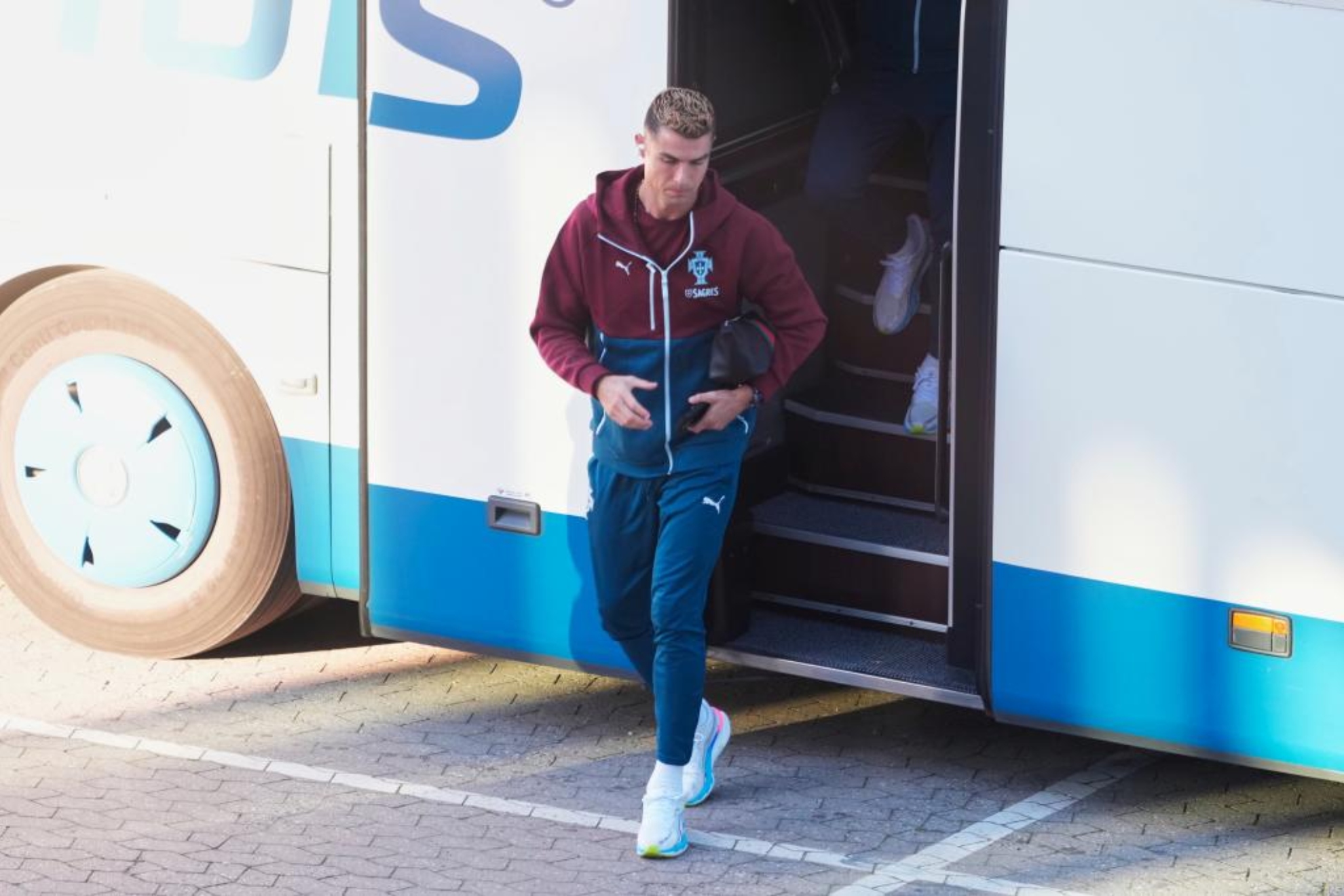 Cristiano Ronaldo baja del autobús de la selección de Portugal.