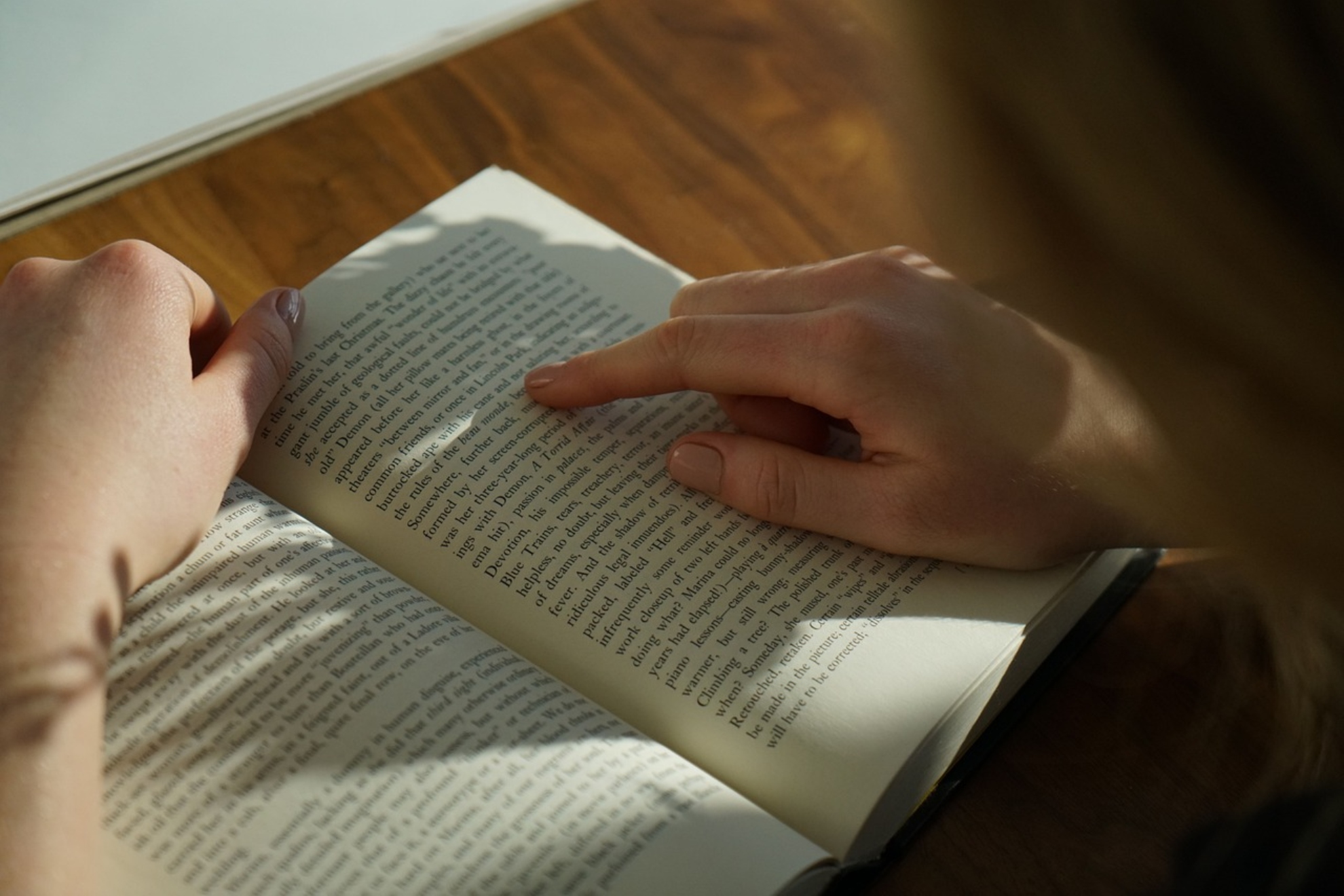 Imagen de recurso de una persona con su dedo sobre un libro. Pixabay.