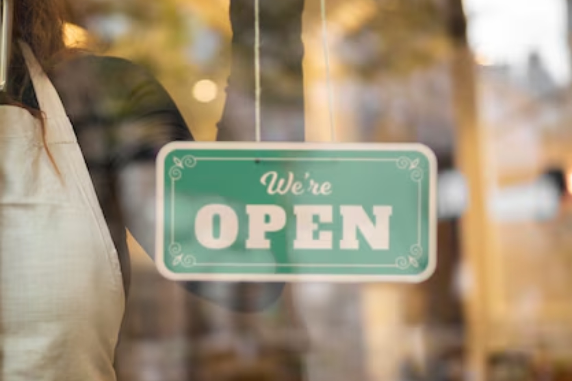 Imagen de un cartel de 'abierto' en un local. Pixabay.